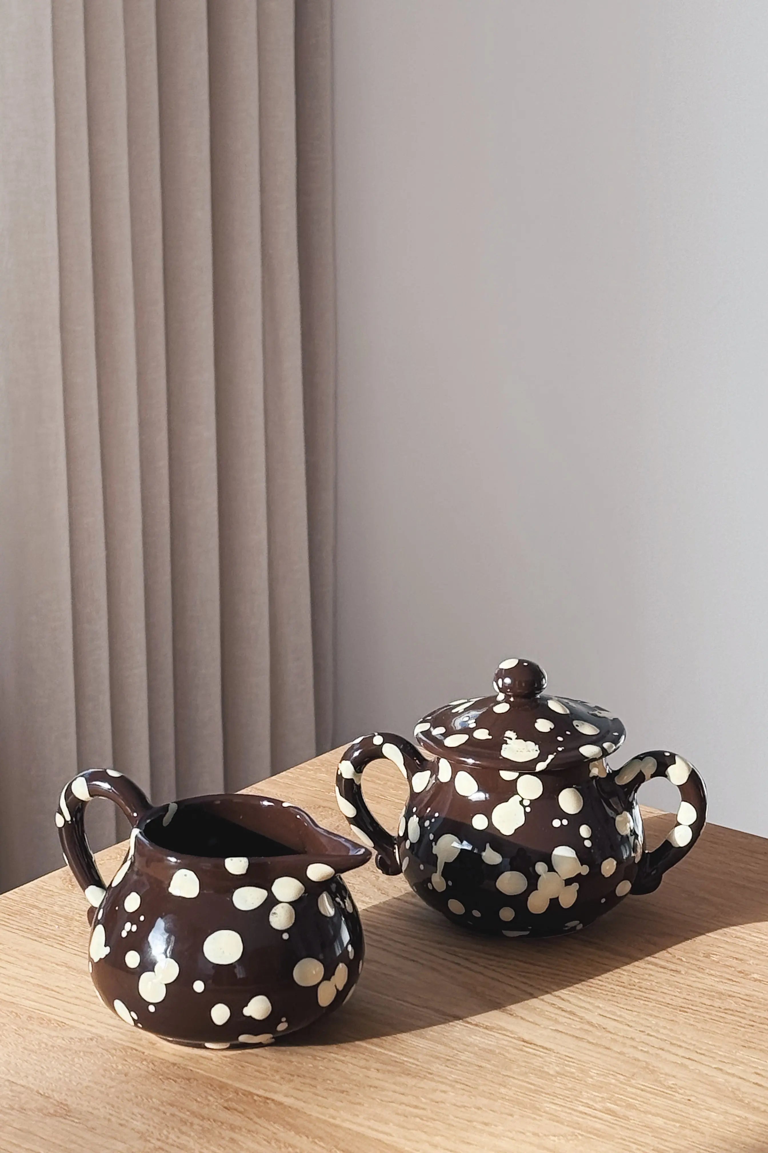 Ottocento Fløde- & Sukker Sæt – Chokoladebrun med Creme Stænk Studio Hafnia