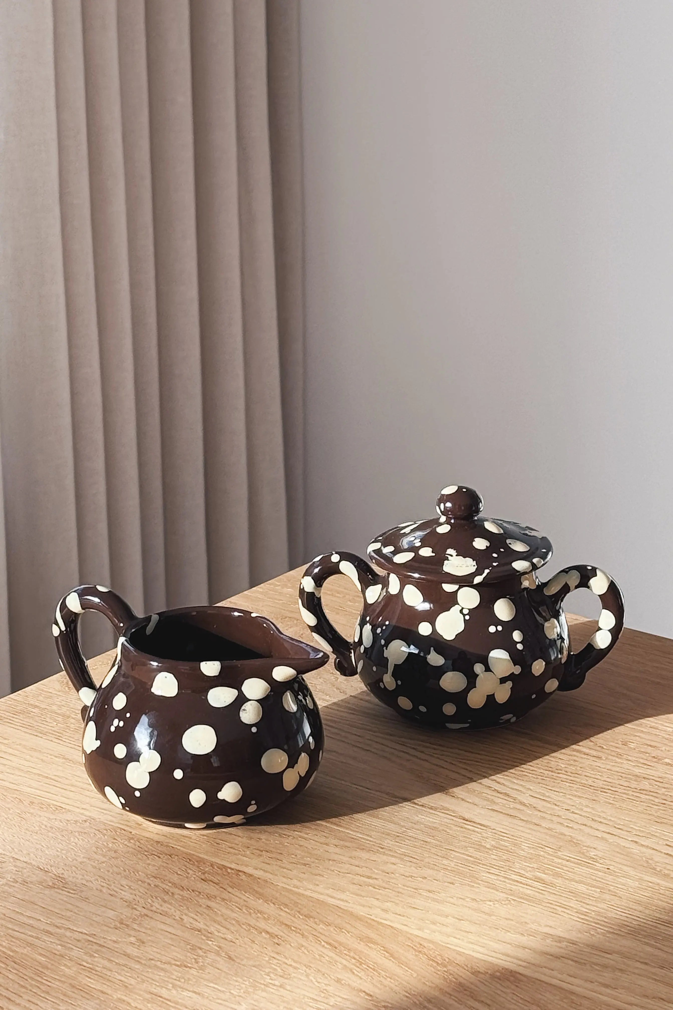 Ottocento Fløde- & Sukker Sæt – Chokoladebrun med Creme Stænk Studio Hafnia