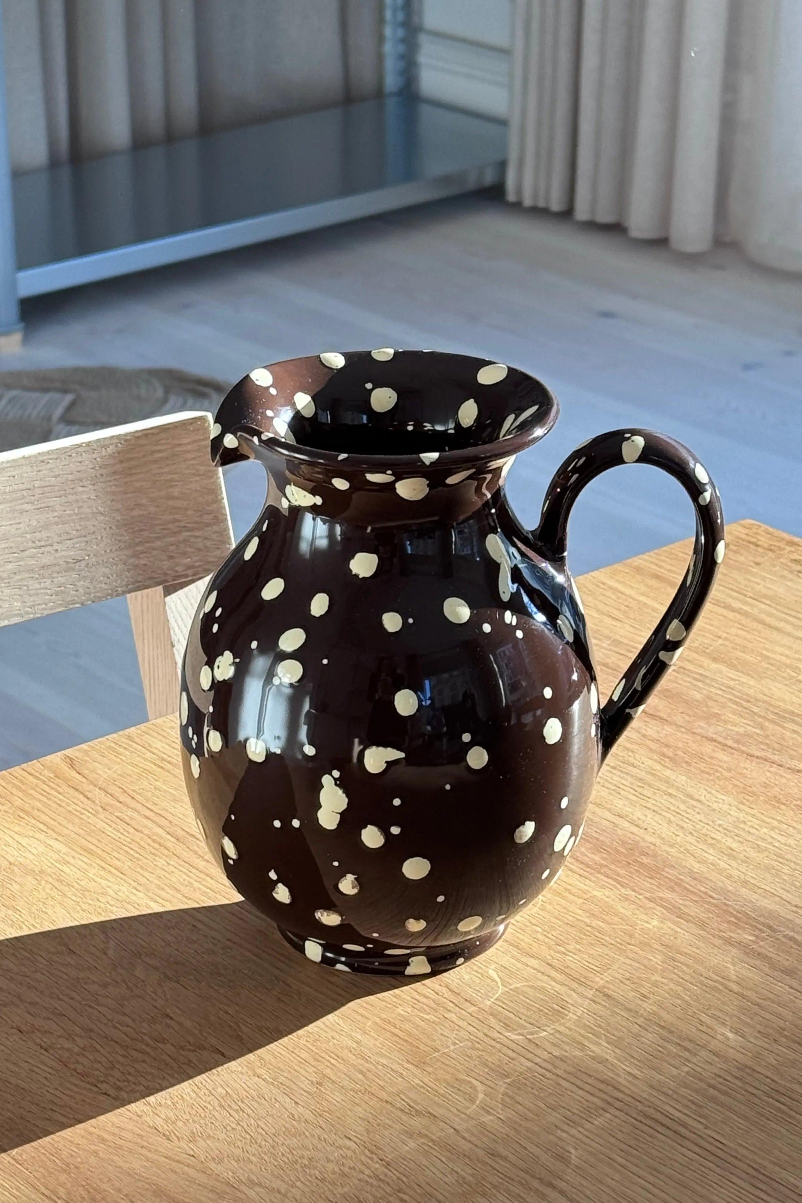 Ottocento kande i chokoladebrun keramik med creme stænk, håndlavet i Deruta Italien, 1,5 L