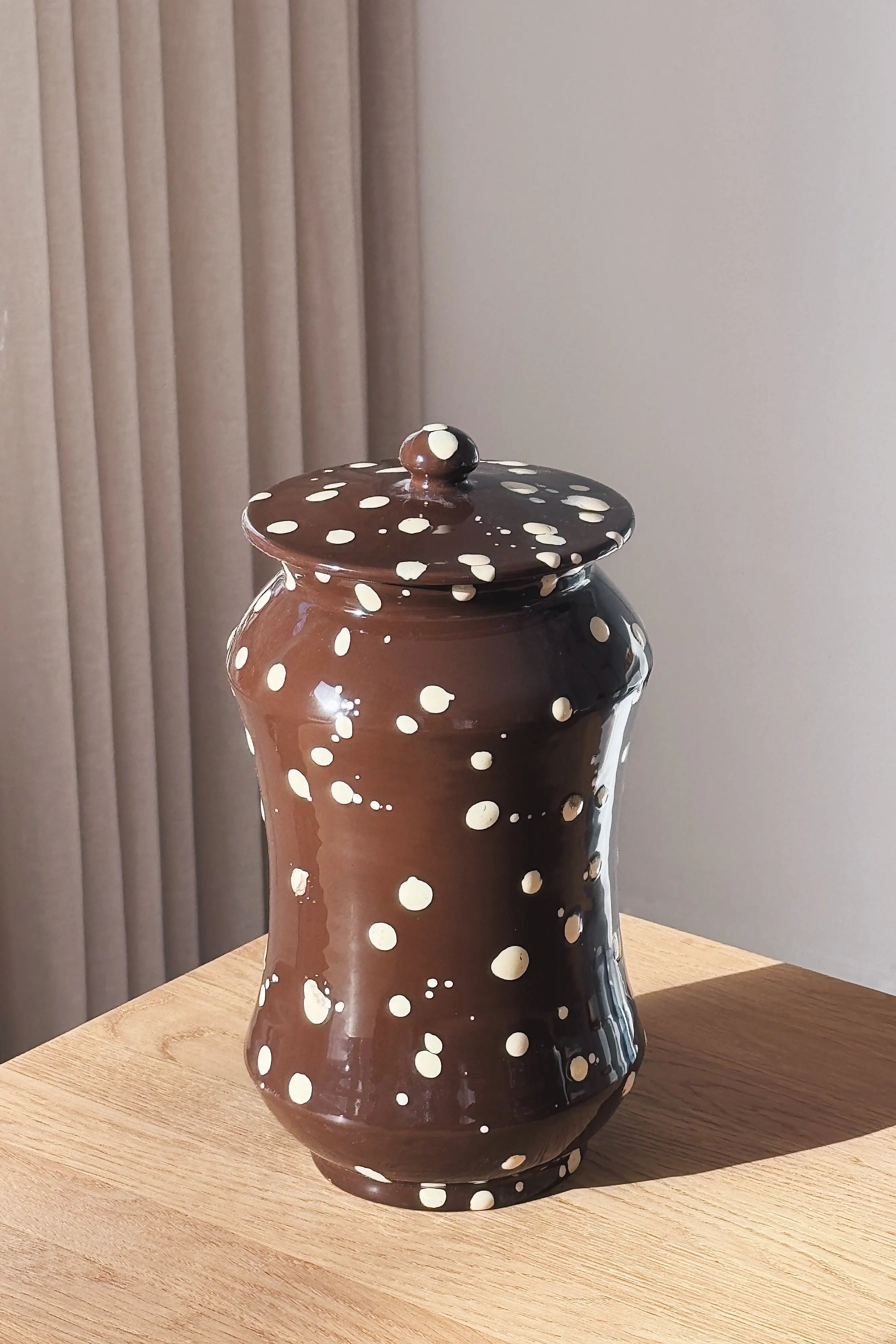 Ottocento Opbevaringskrukke med Låg – Chokoladebrun med Creme Stænk | H28 cm Studio Hafnia