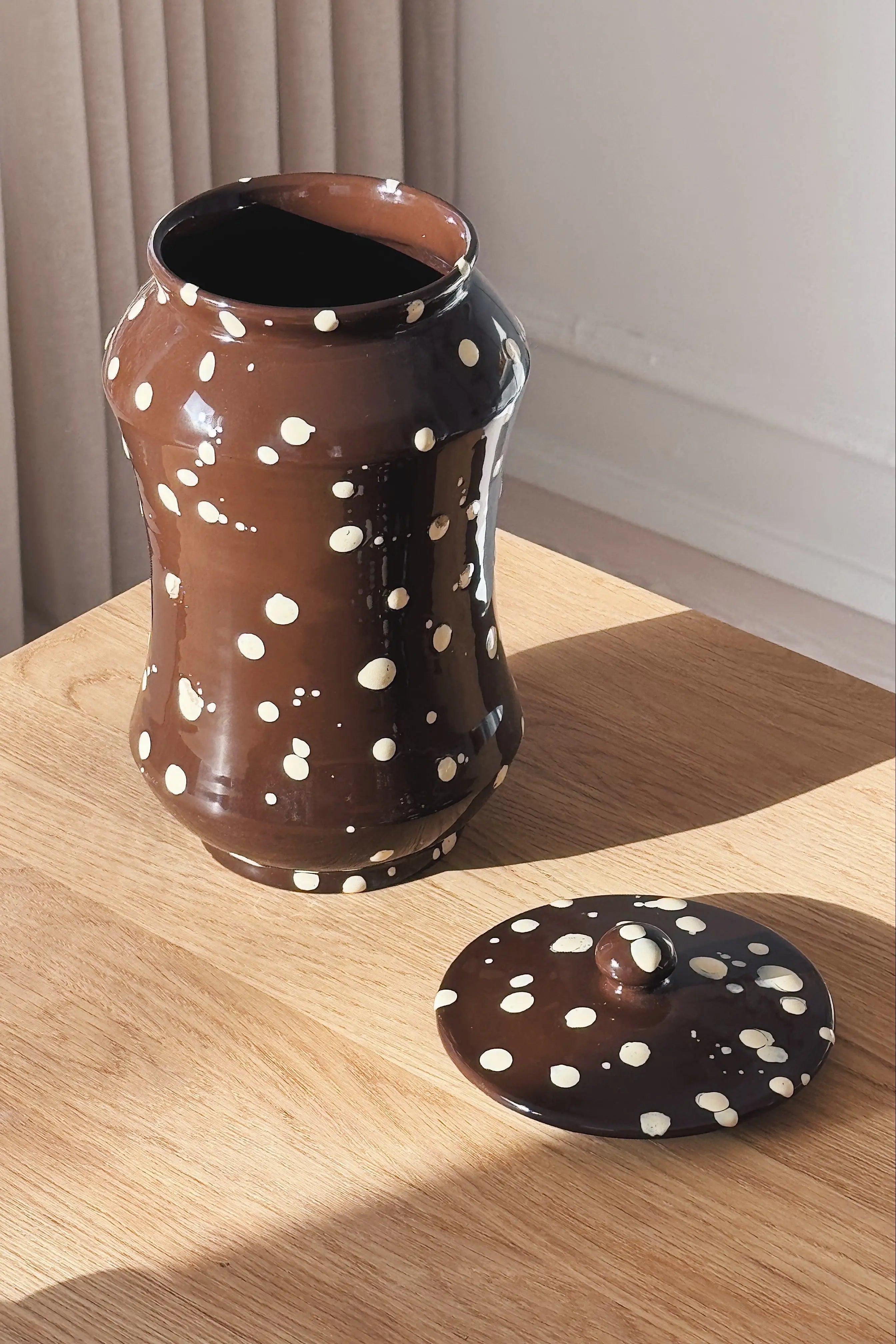 Ottocento Opbevaringskrukke med Låg – Chokoladebrun med Creme Stænk | H28 cm Studio Hafnia