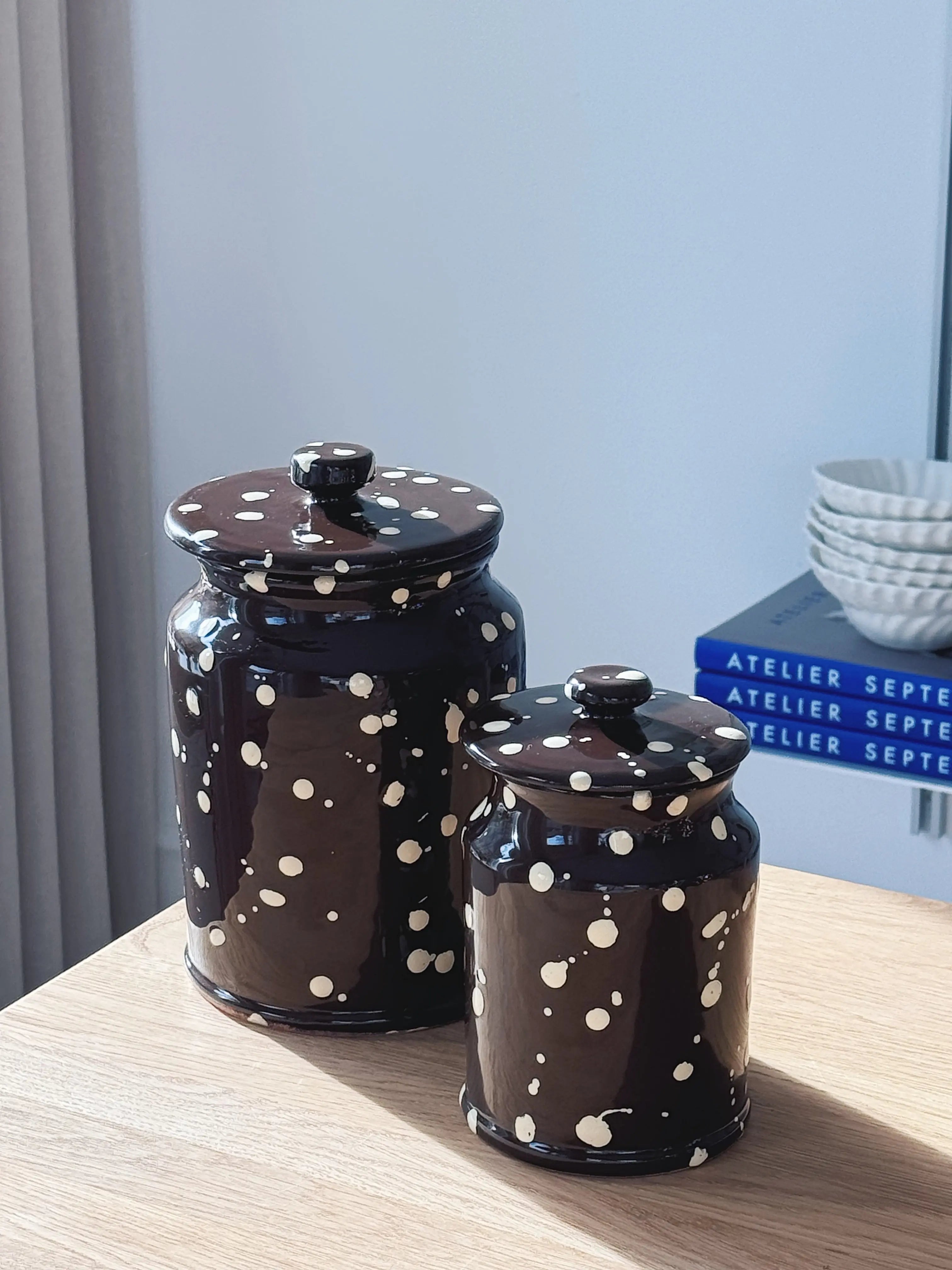 Ottocento Opbevaringskrukker med Låg – Sæt af 2 | Chokoladebrun med Creme Stænk Studio Hafnia