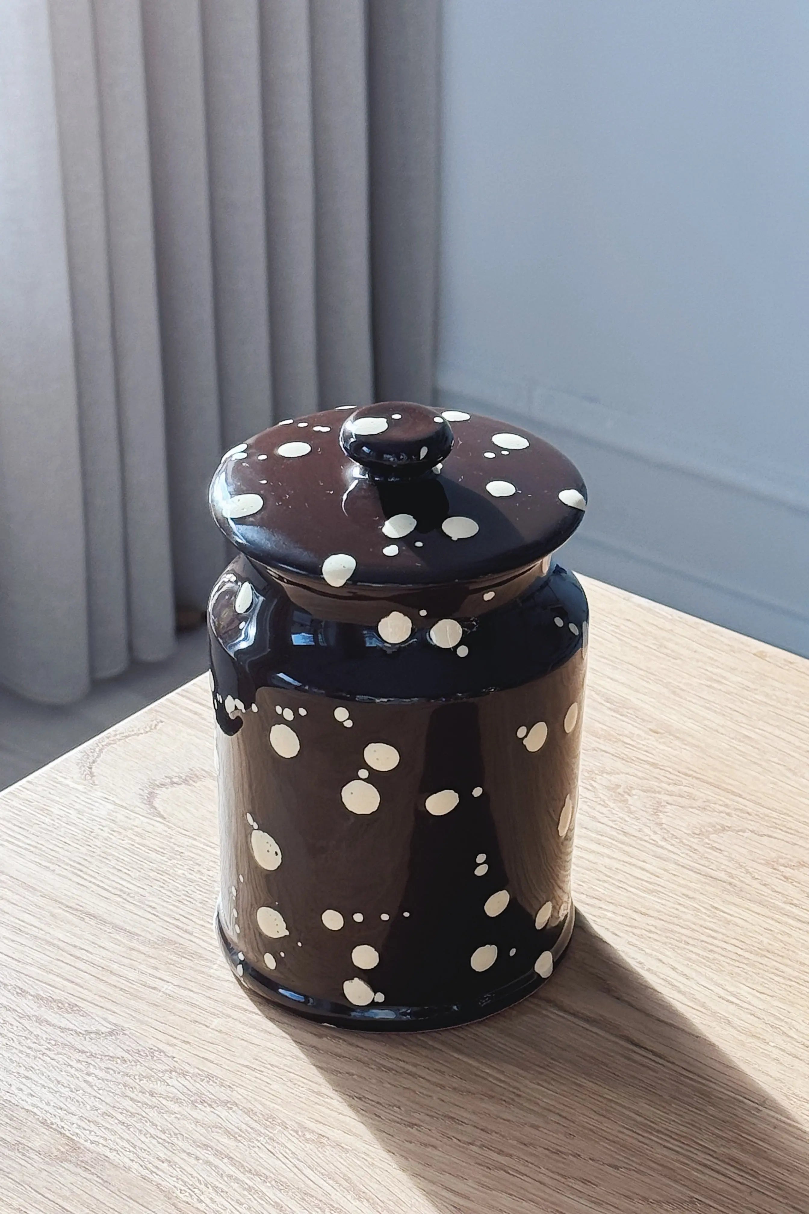 Ottocento Opbevaringskrukker med Låg – Sæt af 2 | Chokoladebrun med Creme Stænk Studio Hafnia