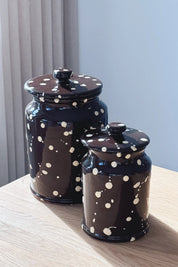 Ottocento Opbevaringskrukker med Låg – Sæt af 2 | Chokoladebrun med Creme Stænk Studio Hafnia