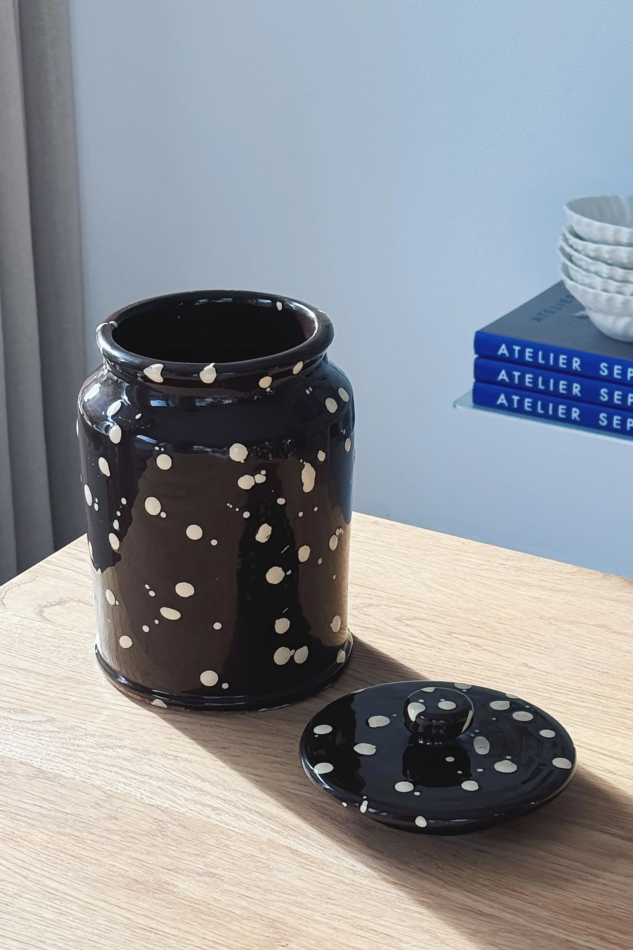 Ottocento Opbevaringskrukker med Låg – Sæt af 2 | Chokoladebrun med Creme Stænk Studio Hafnia