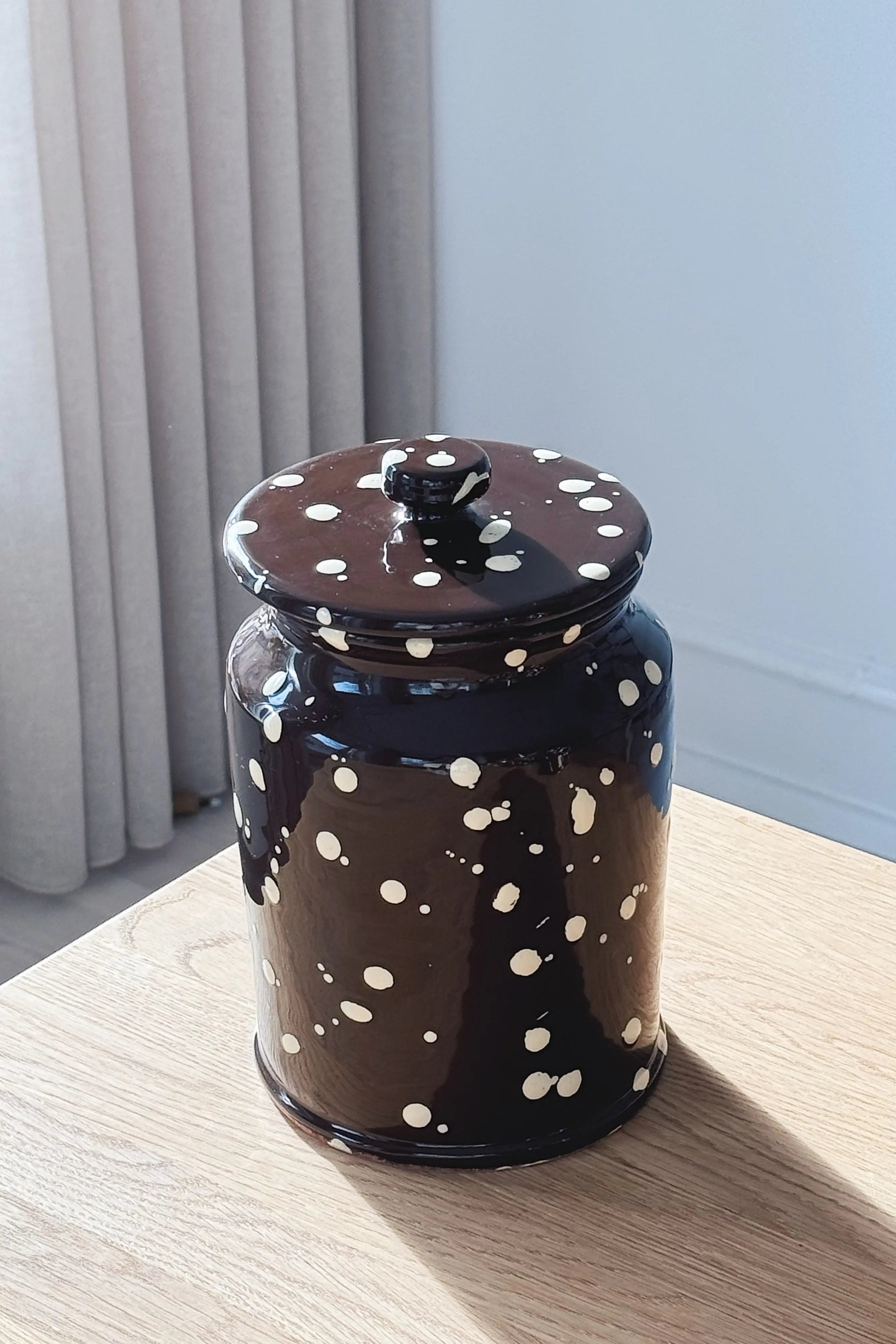 Ottocento Opbevaringskrukker med Låg – Sæt af 2 | Chokoladebrun med Creme Stænk Studio Hafnia