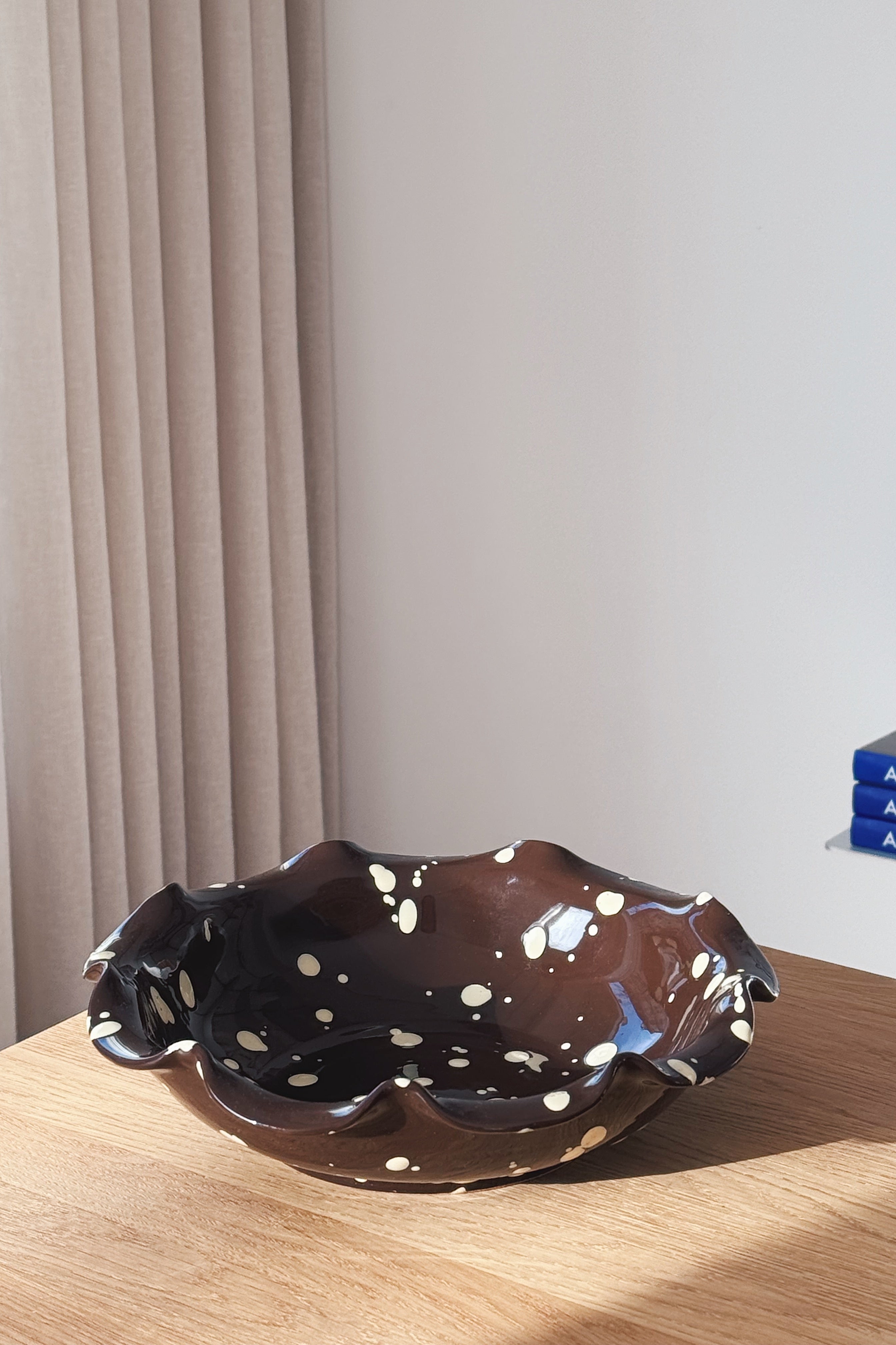 Ottocento skål i chokoladebrun keramik med creme stænk, håndlavet i Deruta Italien, Ø25 cm