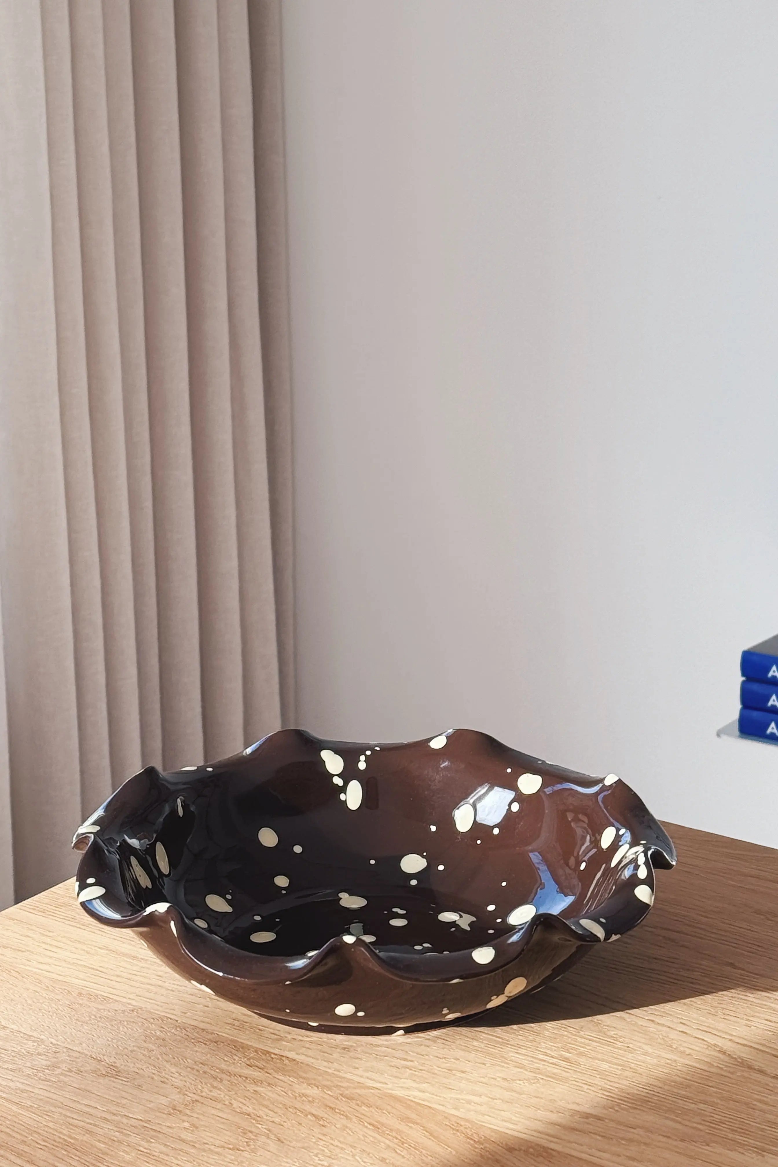 Ottocento Skål – Chokoladebrun med Creme Stænk | Ø25 cm Studio Hafnia