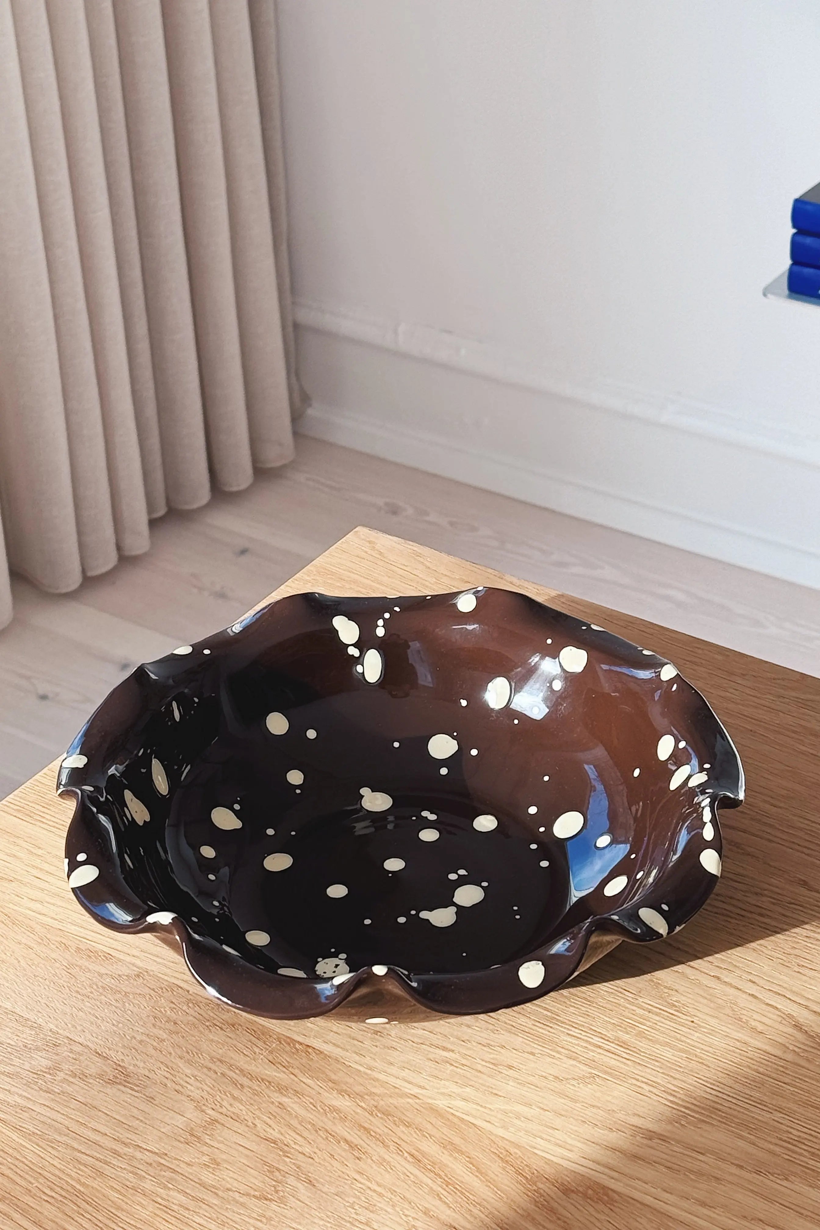 Ottocento Skål – Chokoladebrun med Creme Stænk | Ø25 cm Studio Hafnia