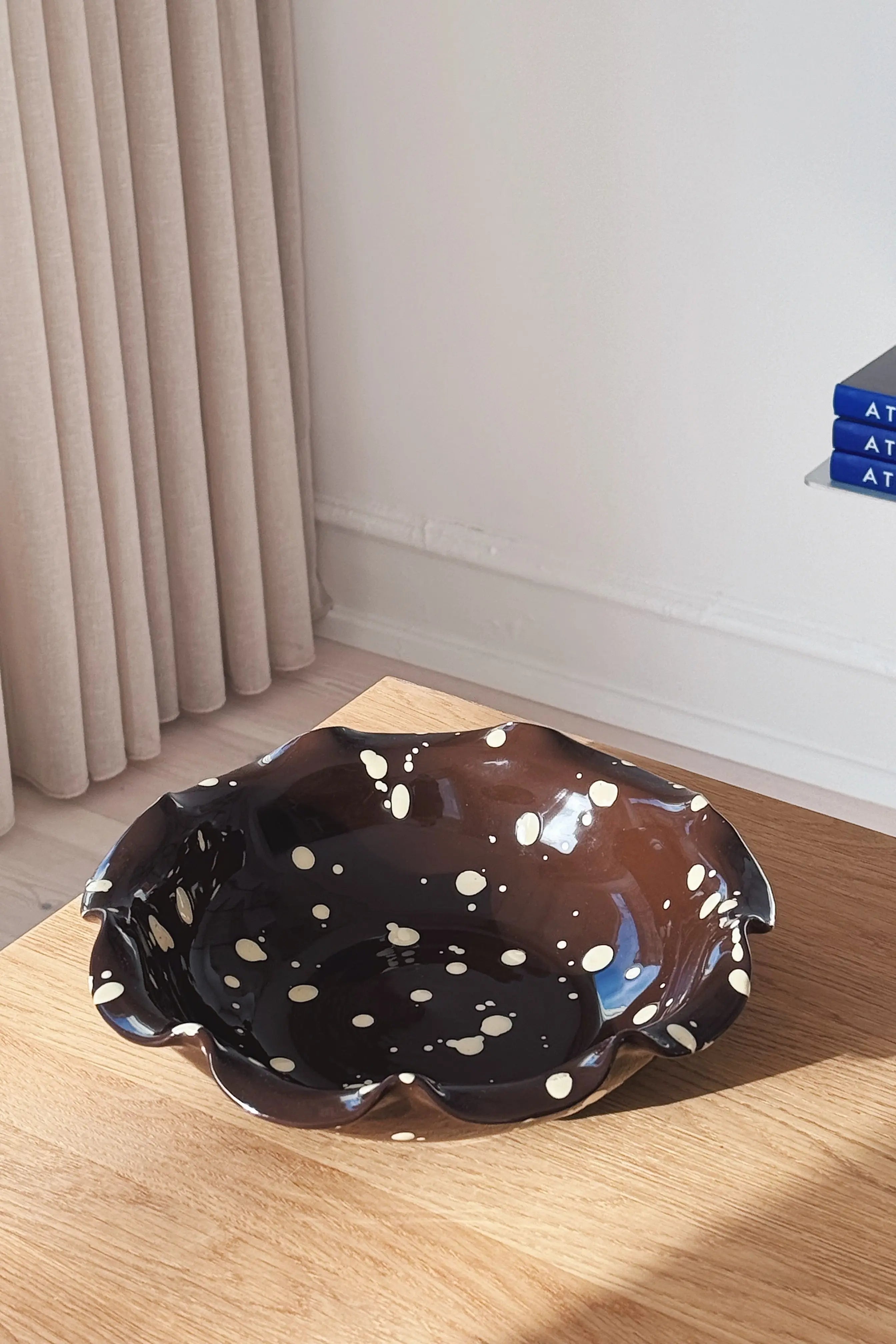 Ottocento Skål – Chokoladebrun med Creme Stænk | Ø25 cm Studio Hafnia