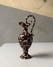 Ottocento Vase – Amfora i Chokoladebrun med Creme Stænk | H30,5 cm Studio Hafnia