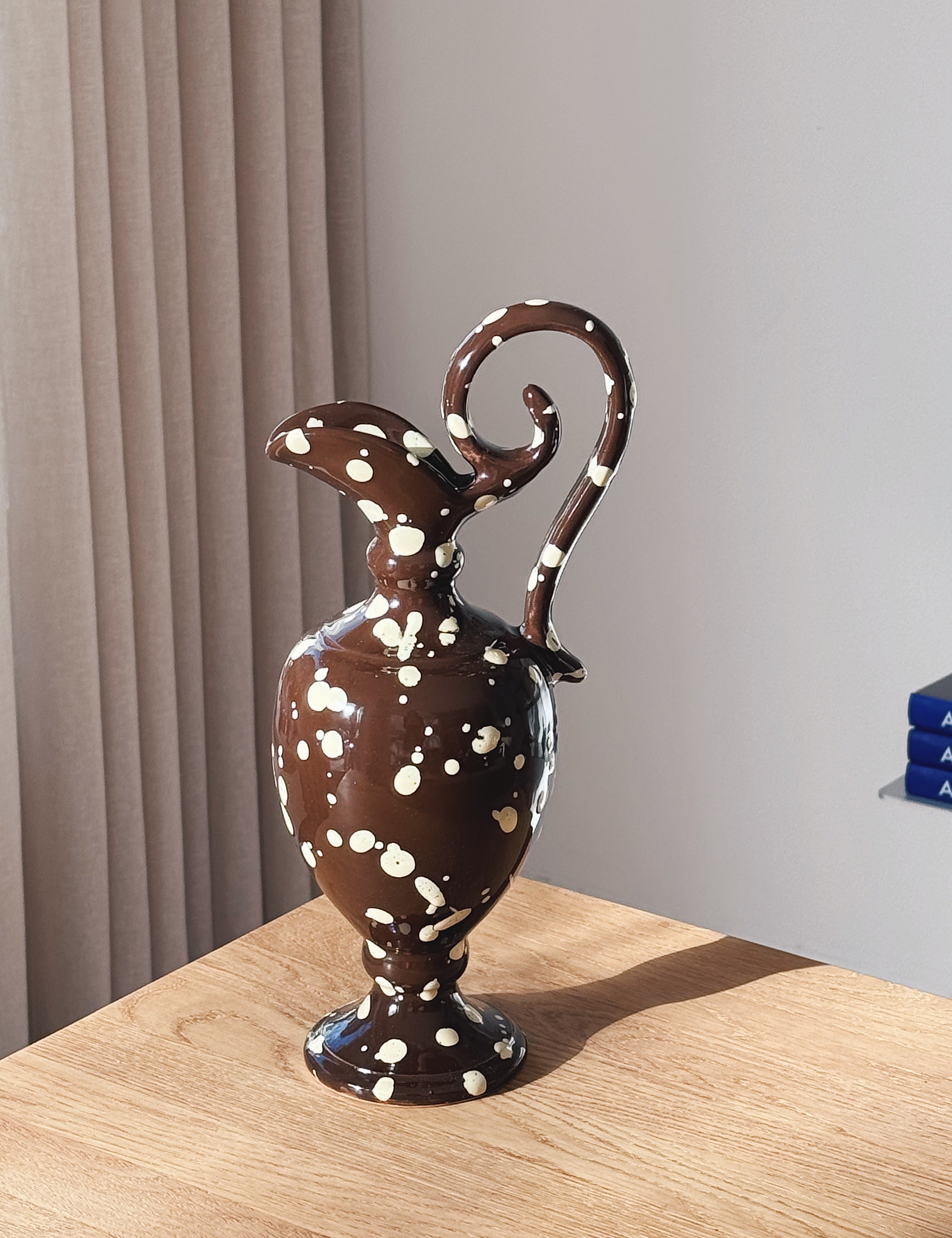 Ottocento Vase – Amfora i Chokoladebrun med Creme Stænk | H30,5 cm Studio Hafnia