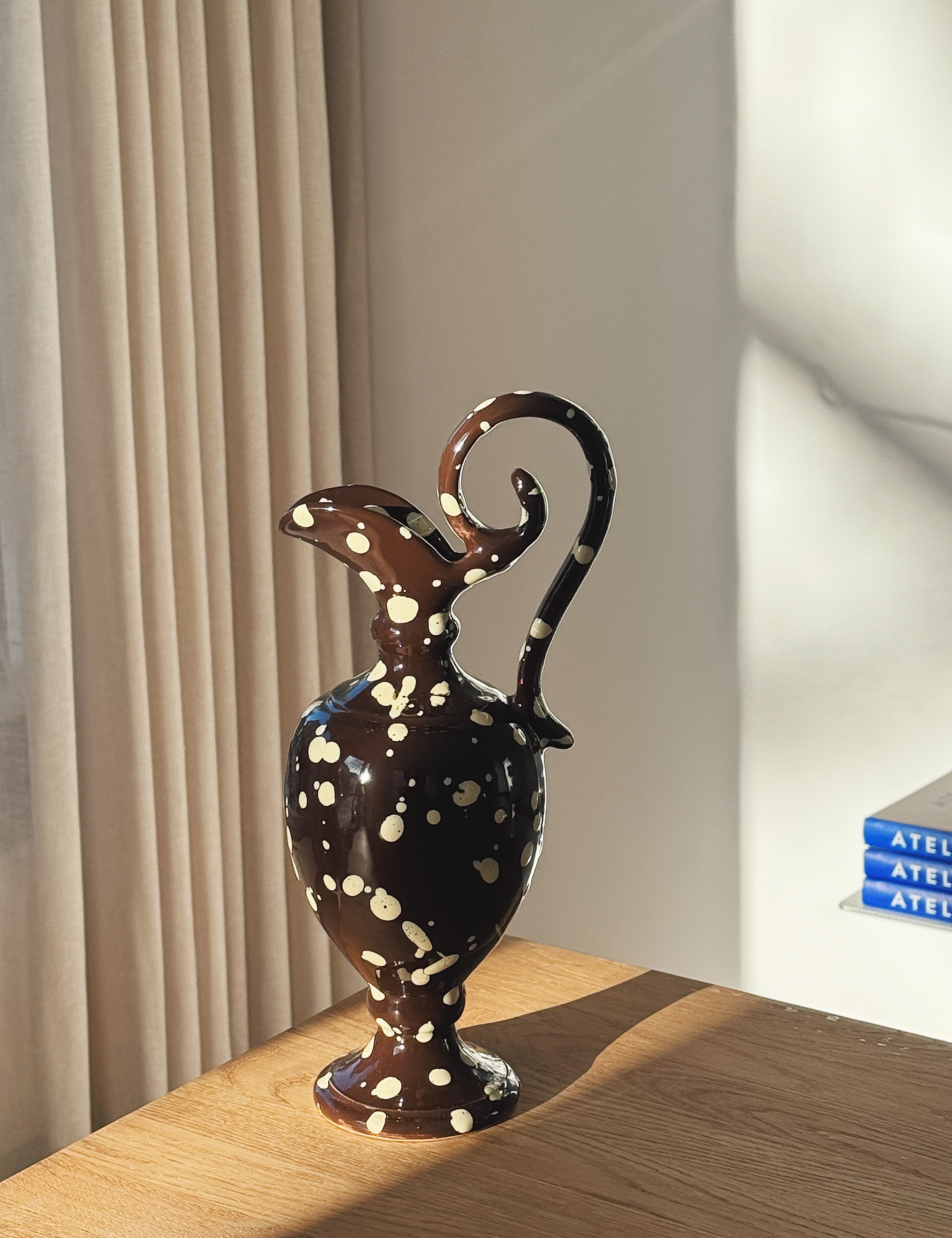 Ottocento Vase – Amfora i Chokoladebrun med Creme Stænk | H30,5 cm Studio Hafnia