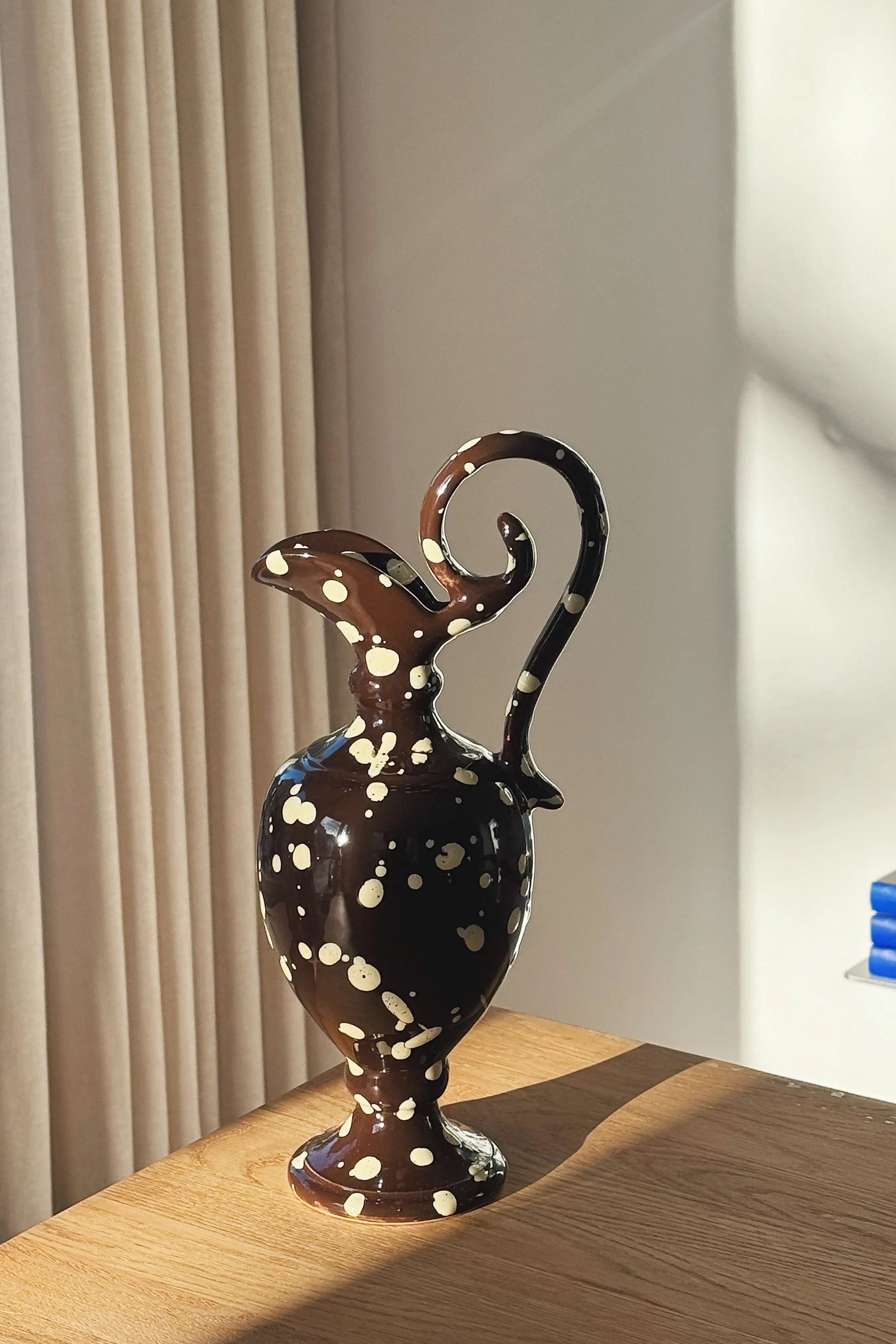 Ottocento Vase – Amfora i Chokoladebrun med Creme Stænk | H30,5 cm Studio Hafnia