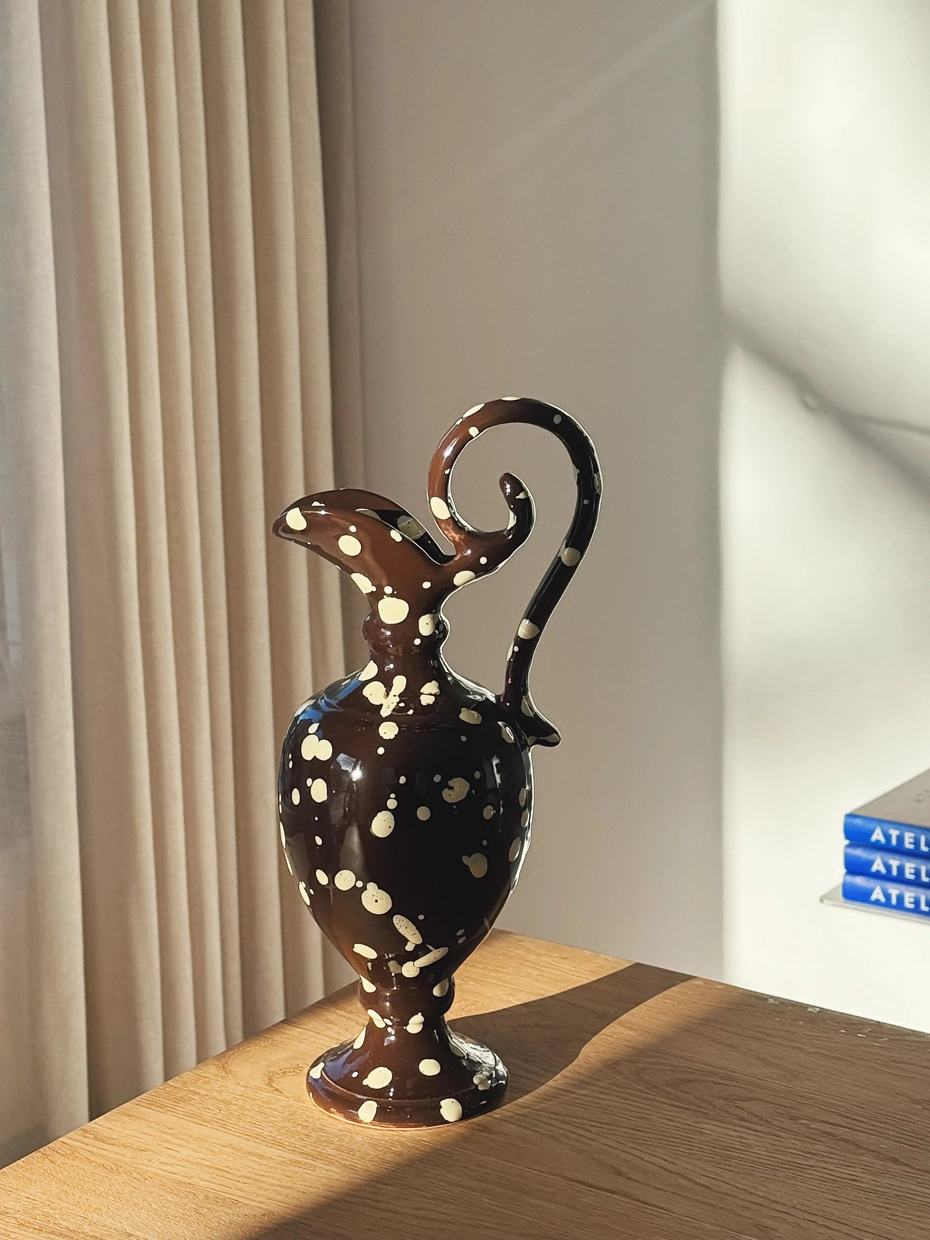 Ottocento Vase – Amfora i Chokoladebrun med Creme Stænk | H30,5 cm Studio Hafnia