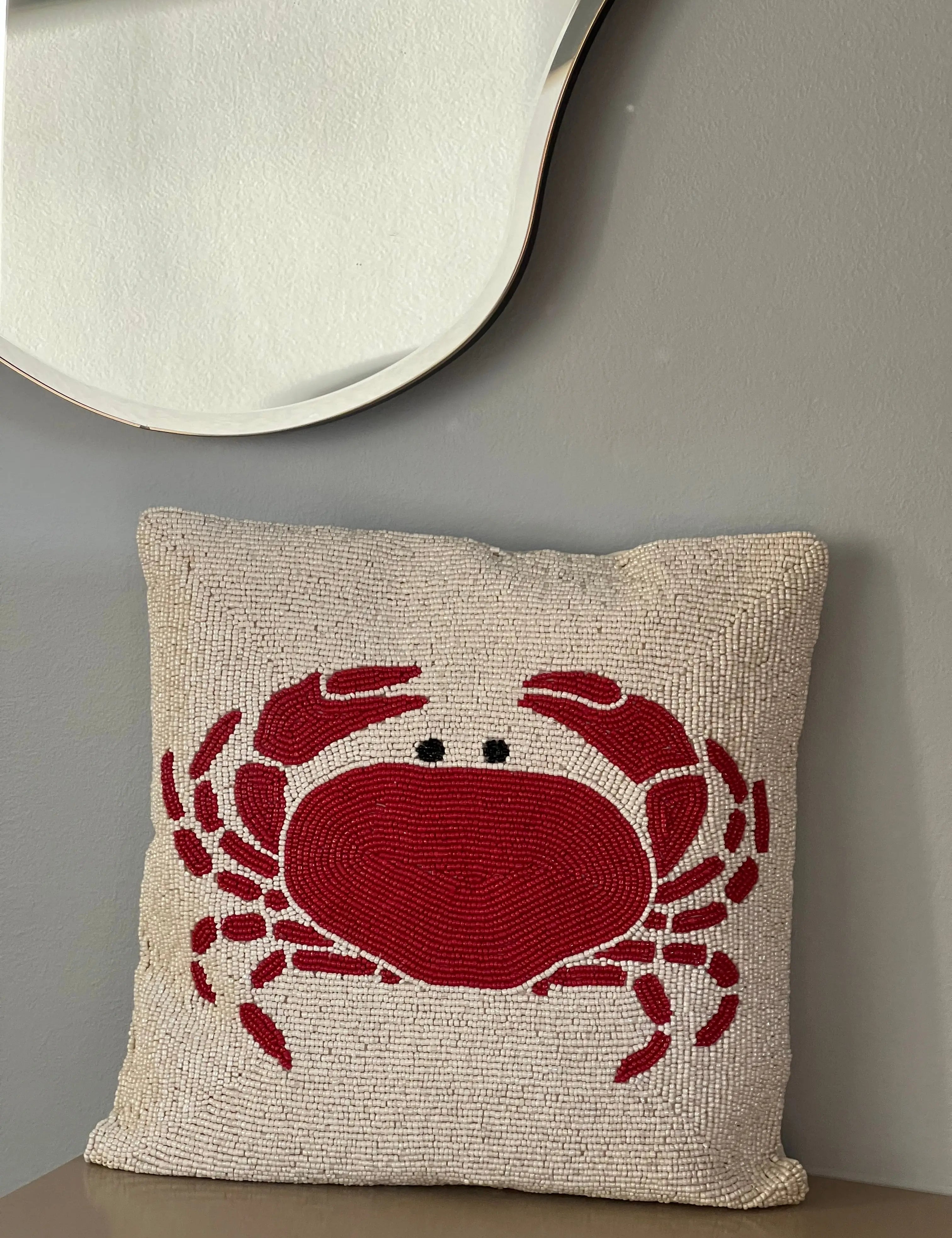 Pude med perler og rød krabbe | 35 x 35 cm Studio Hafnia