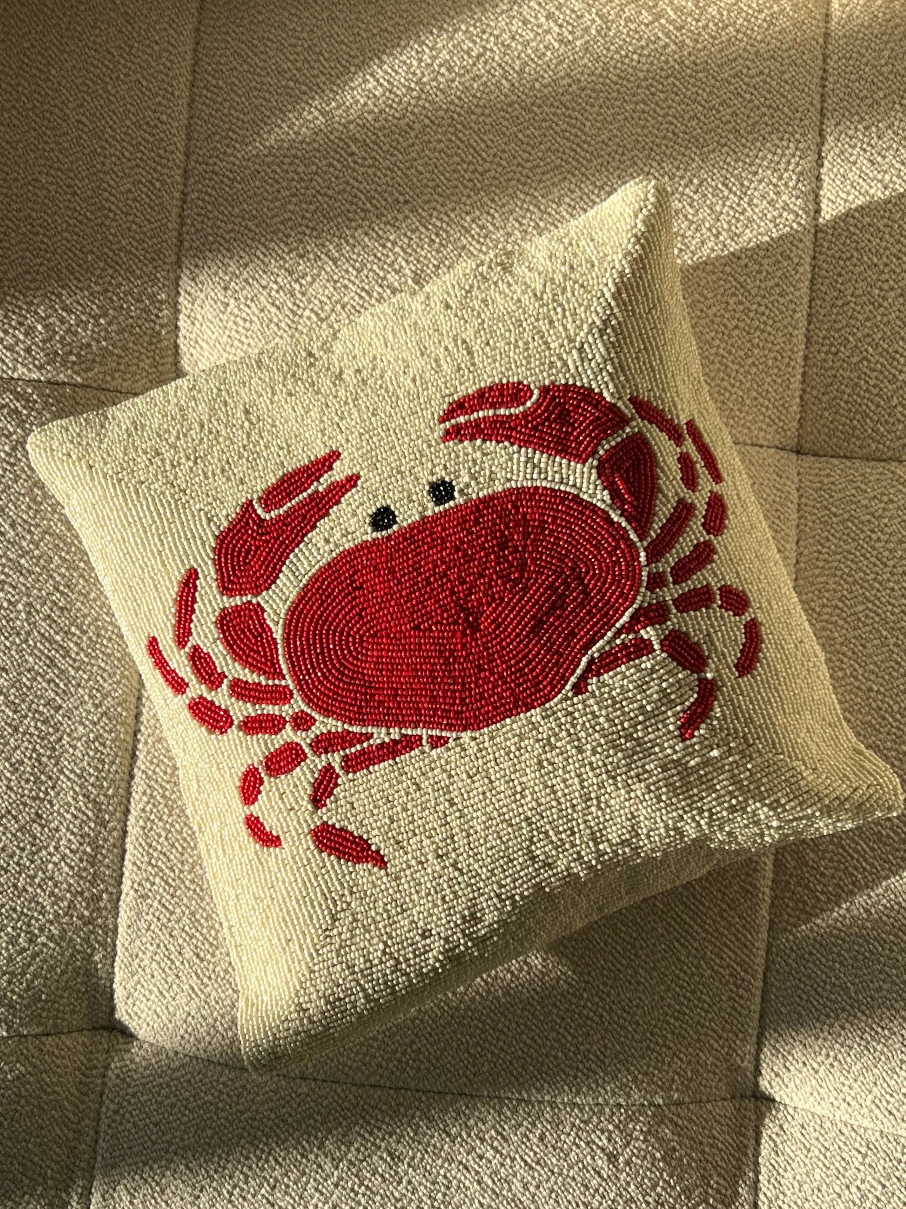 Pude med perler og rød krabbe | 35 x 35 cm Studio Hafnia