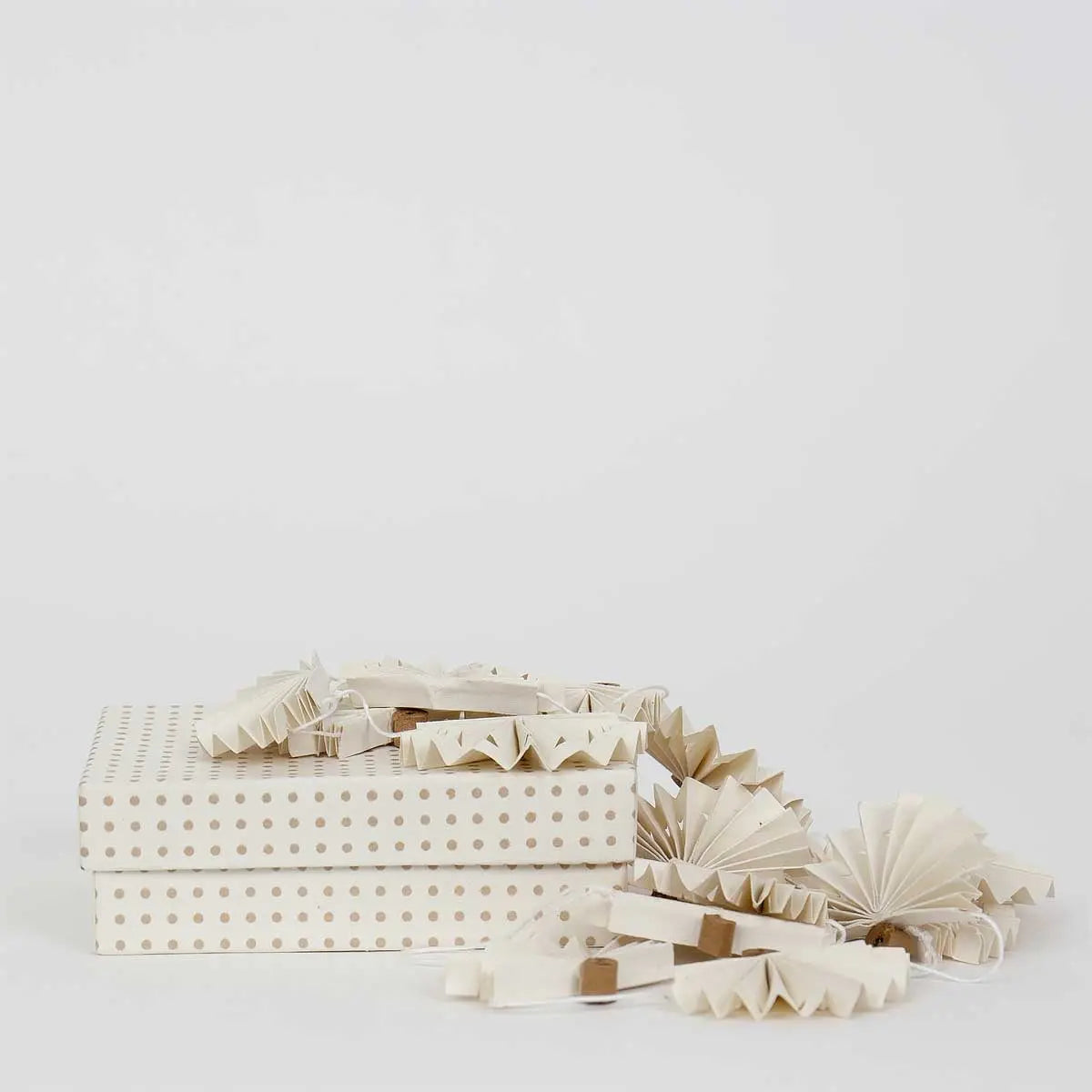 Rafaela Guirlande – Foldet Papir & Træperler | Håndlavet World of Craft