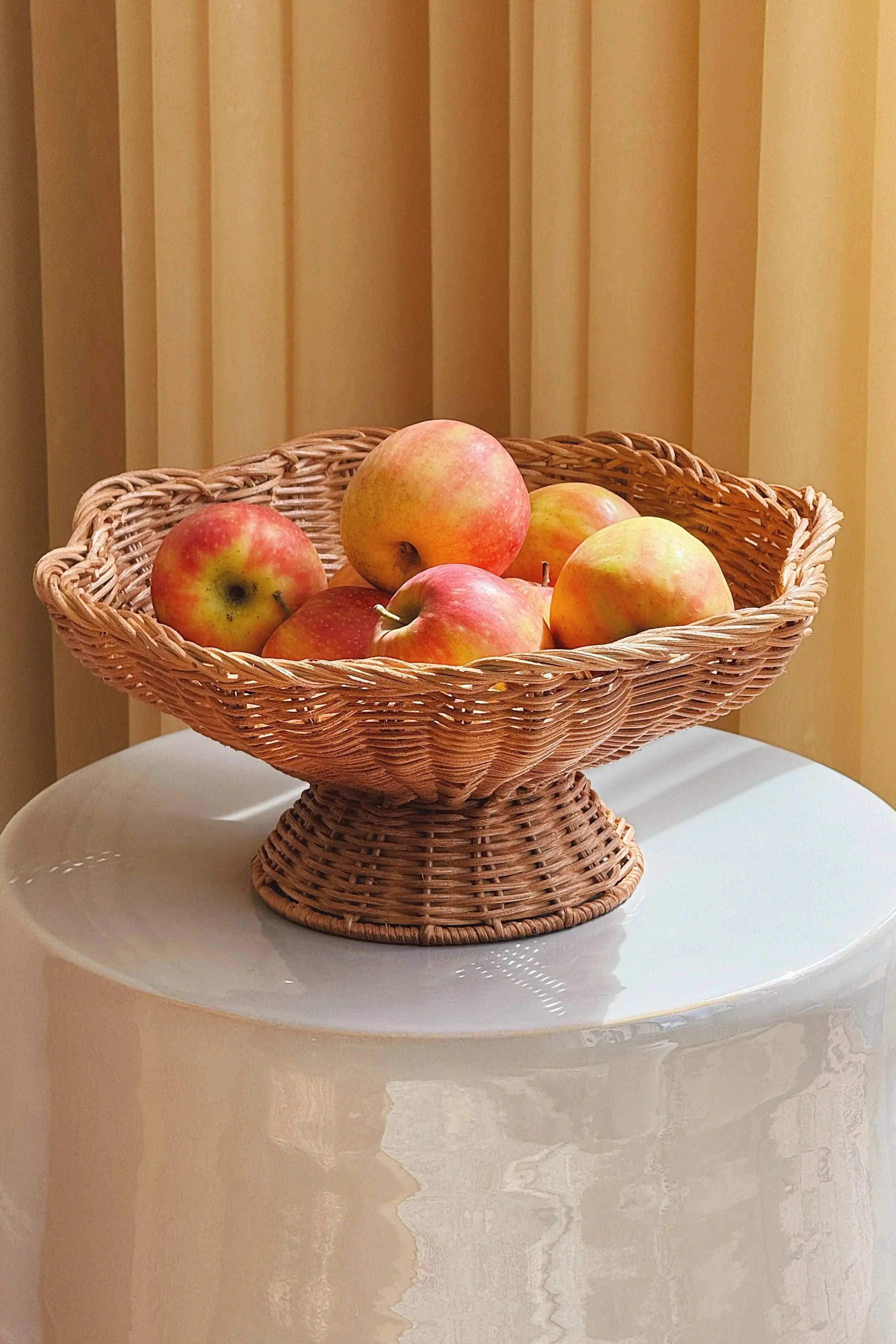 Rattan Skål på Fod – Frugtfad i To Størrelser Studio Hafnia