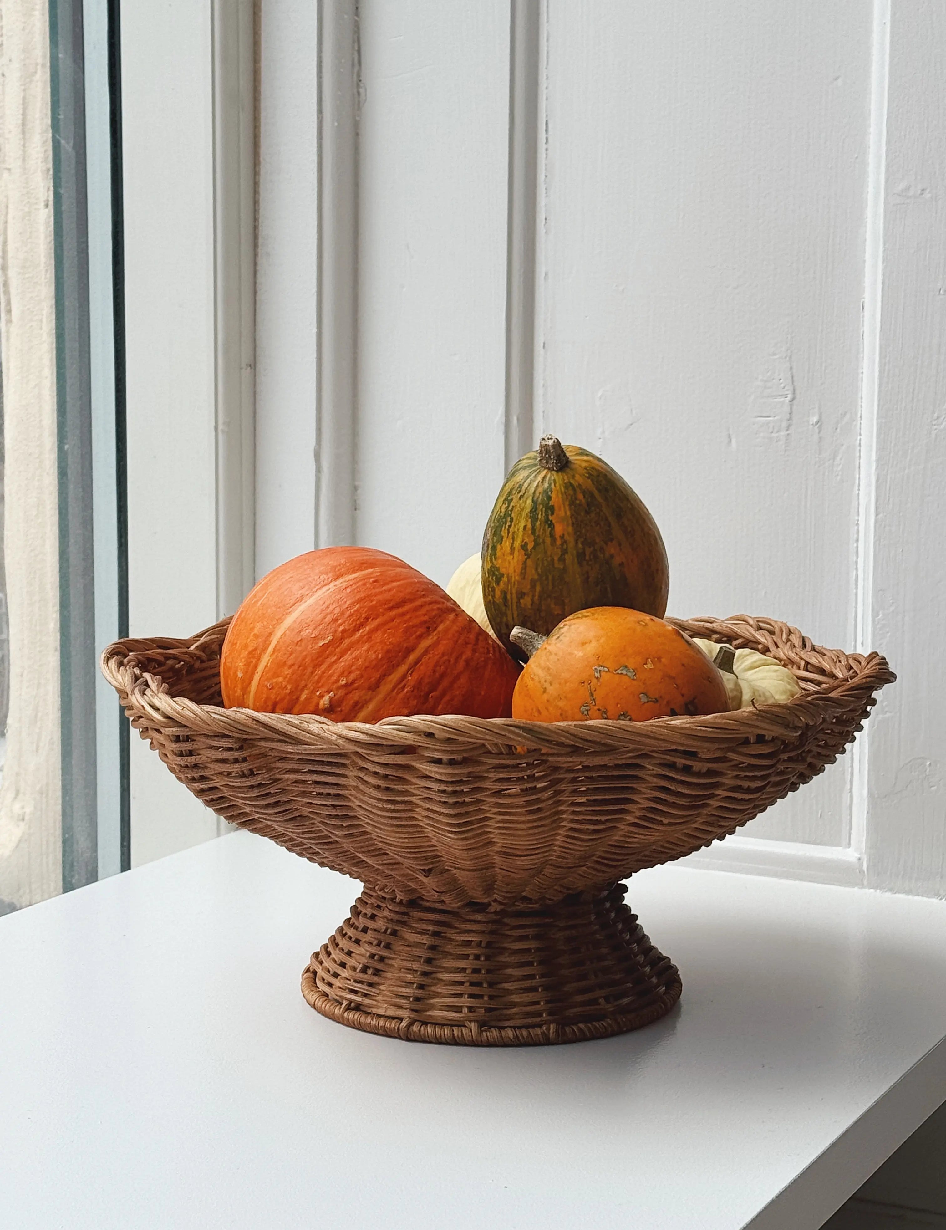 Rattan Skål på Fod – Frugtfad i To Størrelser Studio Hafnia