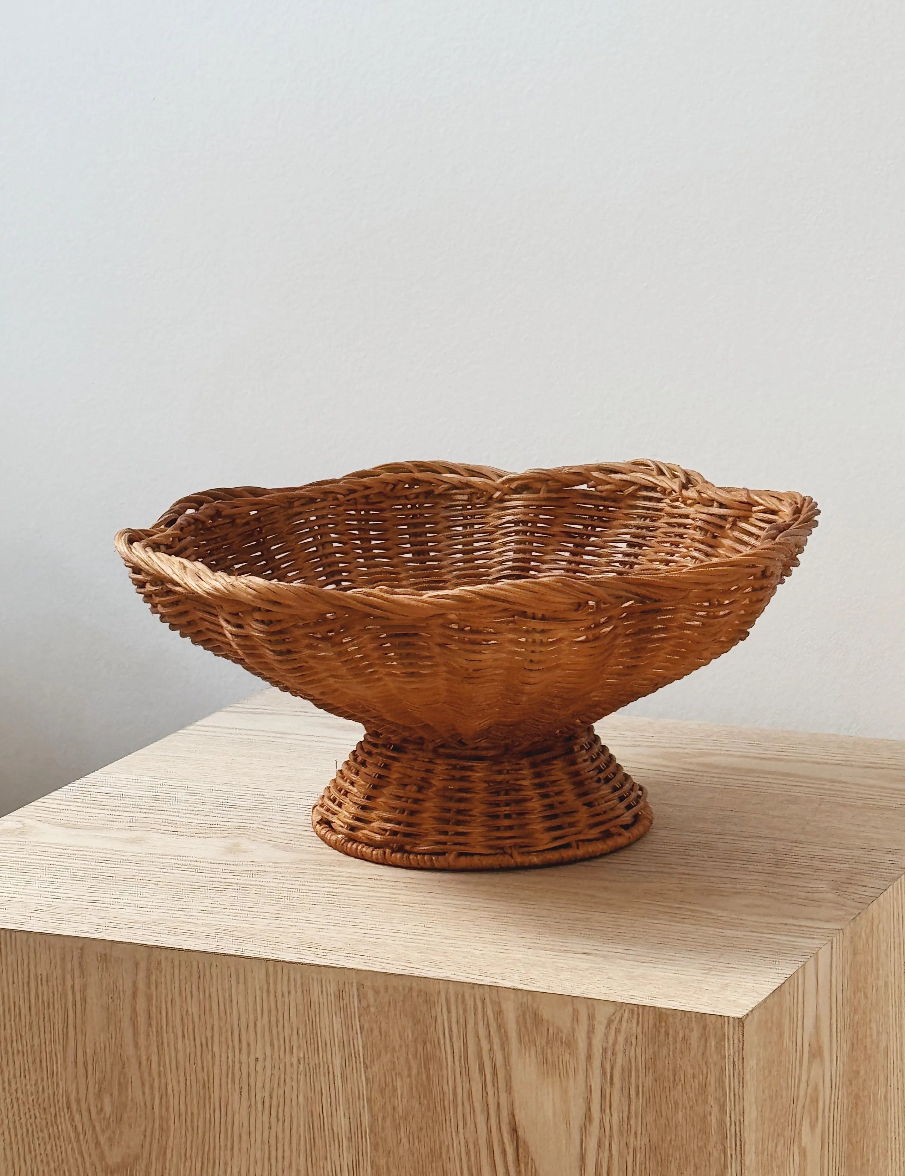 Rattan Skål på Fod – Frugtfad i To Størrelser Studio Hafnia