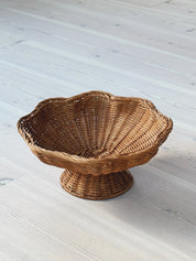 Rattan Skål på Fod – Frugtfad i To Størrelser Studio Hafnia