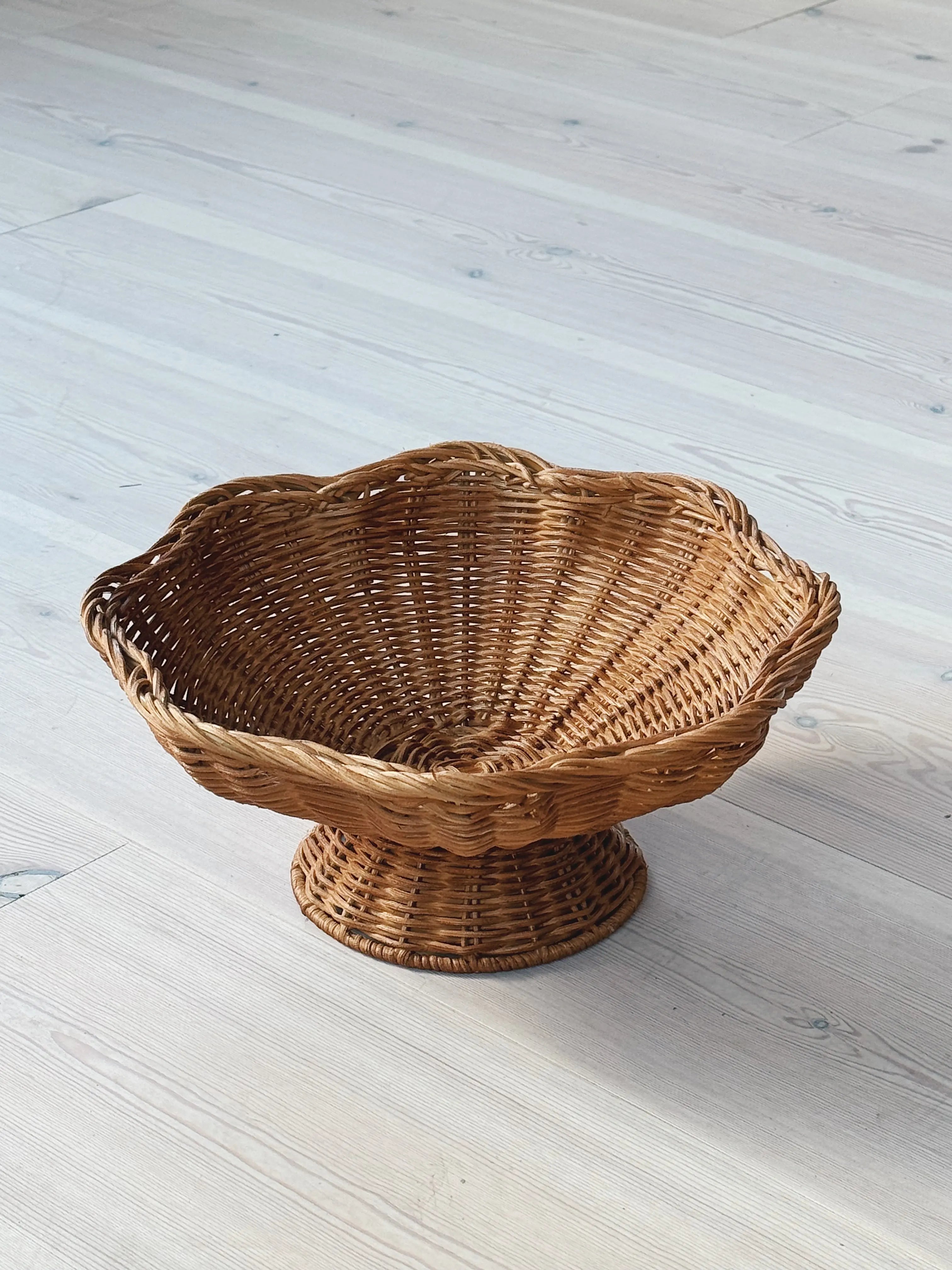 Rattan Skål på Fod – Frugtfad i To Størrelser Studio Hafnia