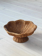 Rattan Skål på Fod – Frugtfad i To Størrelser Studio Hafnia