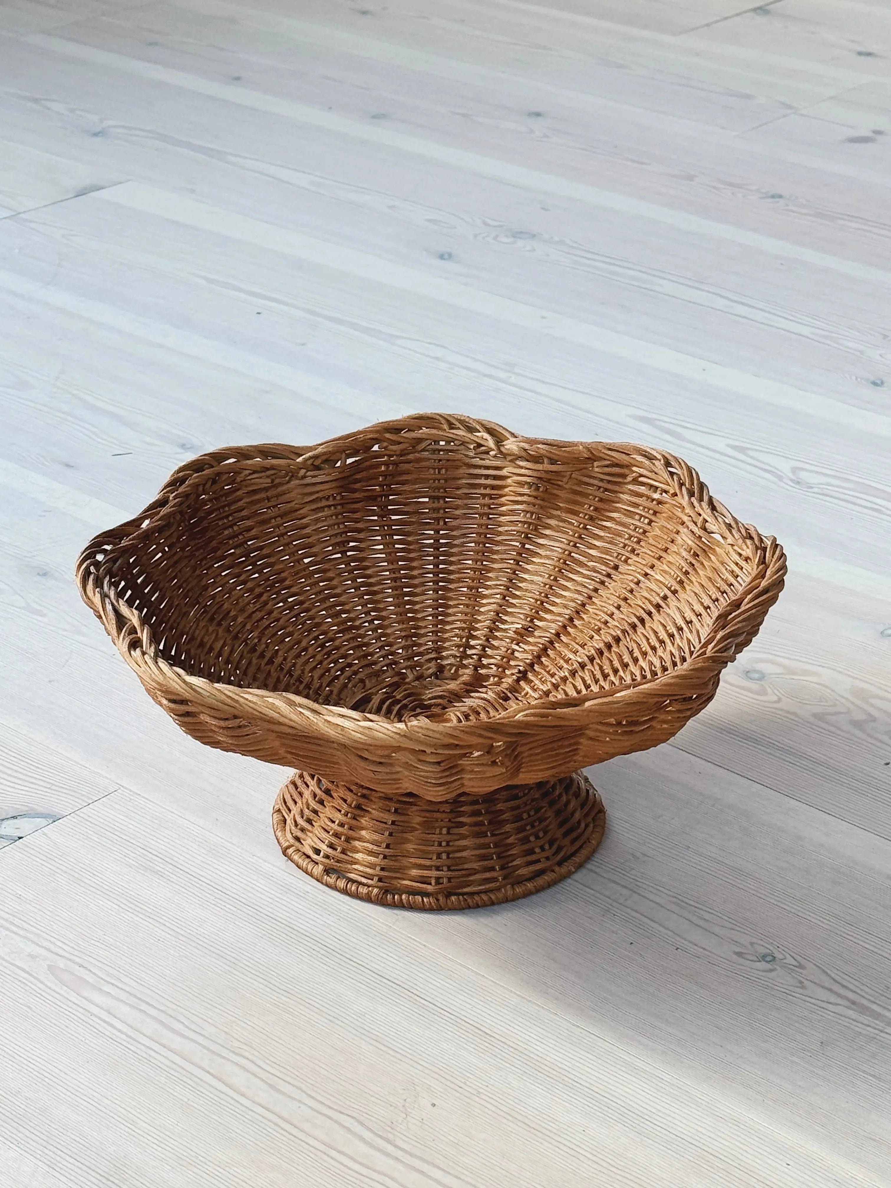 Rattan Skål på Fod – Frugtfad i To Størrelser Studio Hafnia