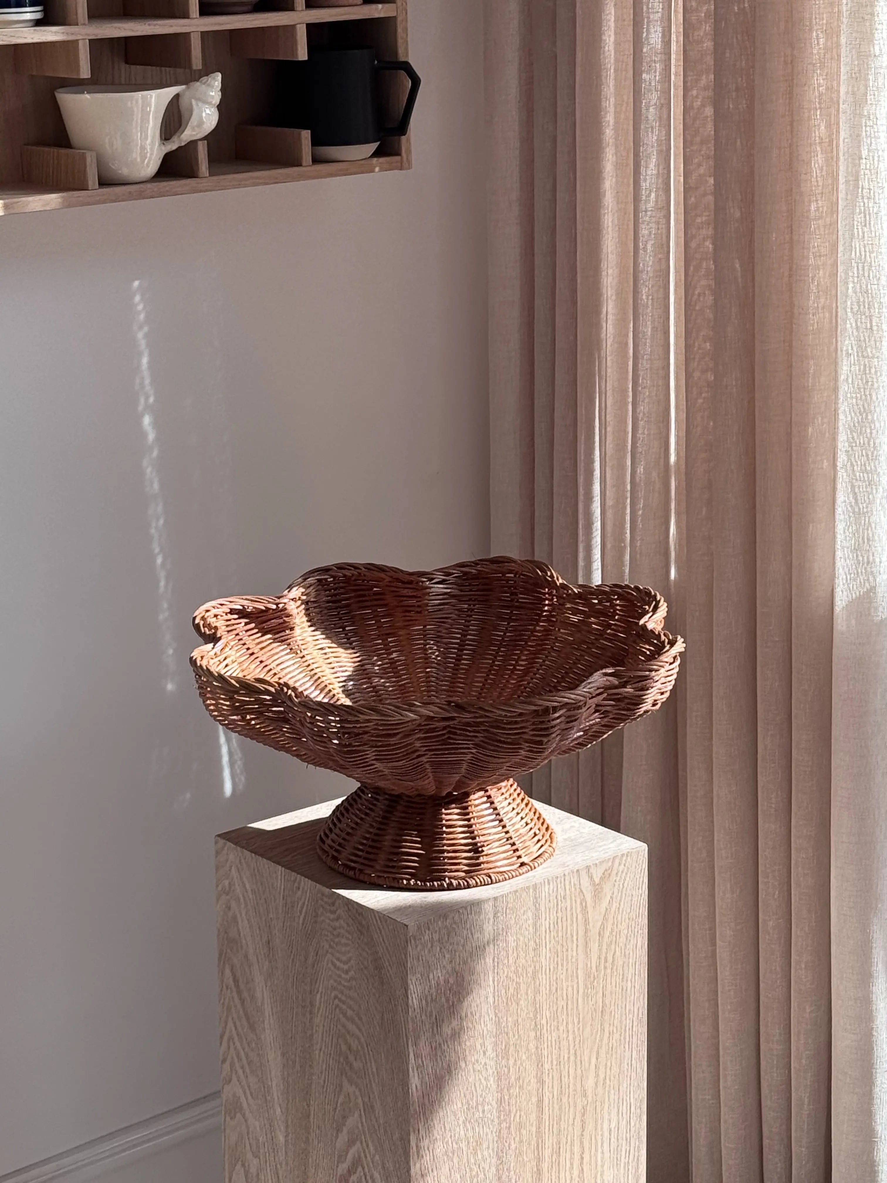 Rattan Skål på Fod – Frugtfad i To Størrelser Studio Hafnia