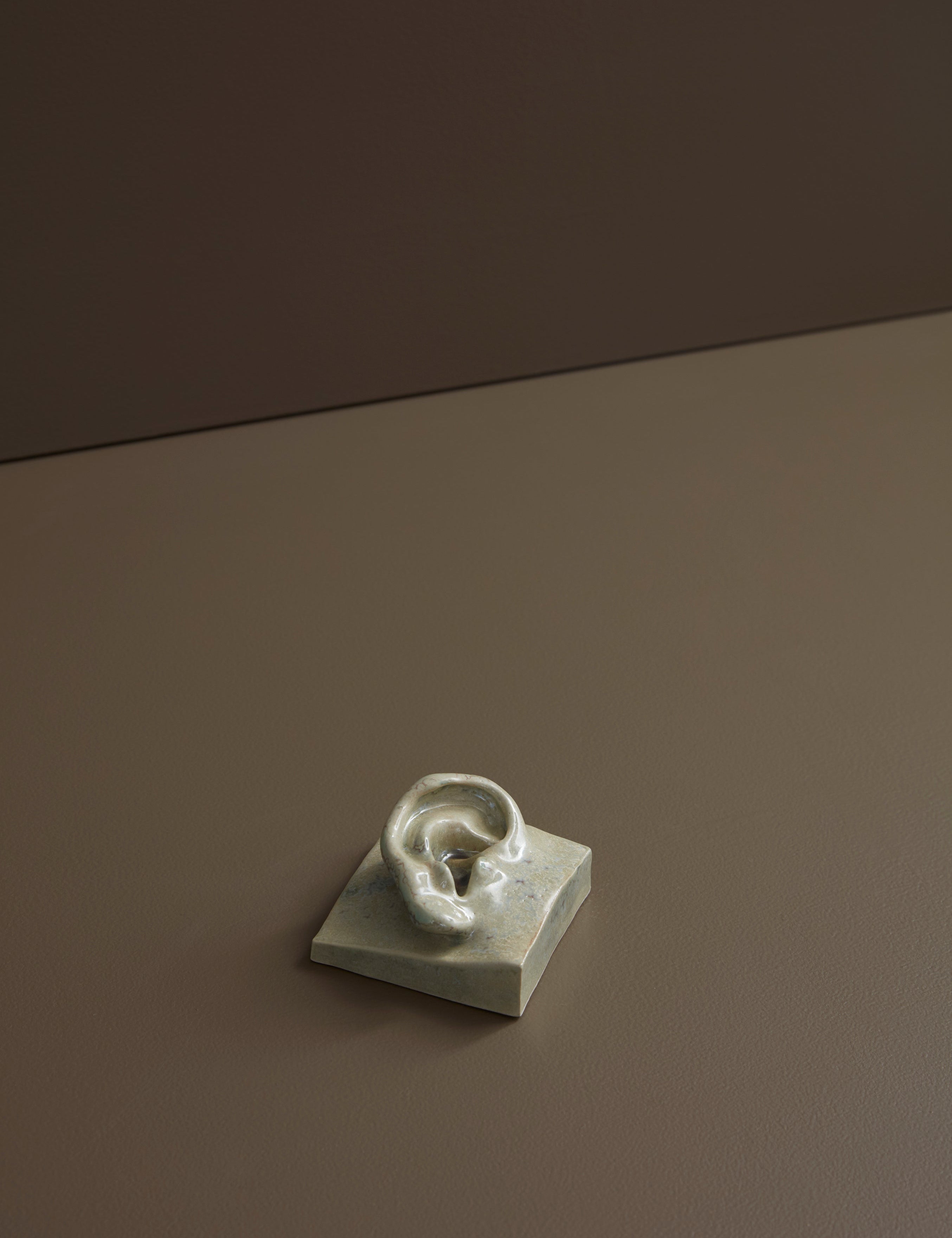 Laoru Laoru | Square Ear (Right): Firkantet øre i glaseret stentøjsler i CrystalGreen til væggen Laoru Laoru