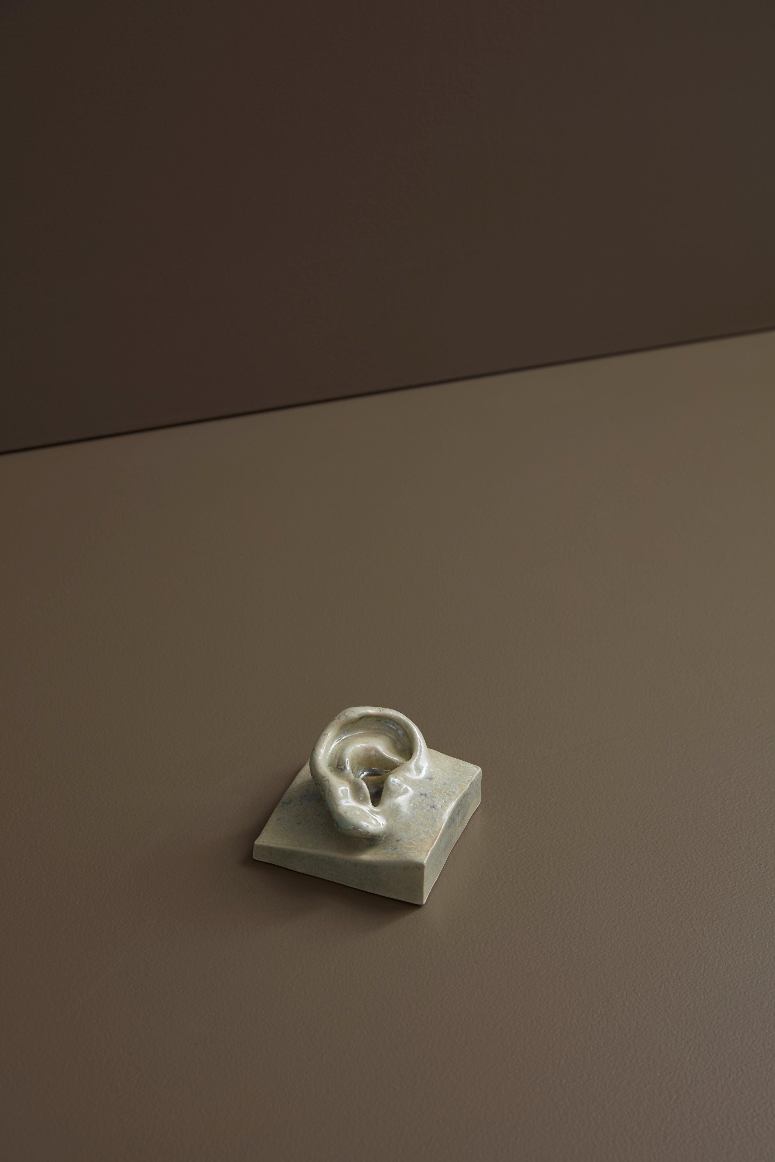 Laoru Laoru | Square Ear (Right): Firkantet øre i glaseret stentøjsler i CrystalGreen til væggen Laoru Laoru