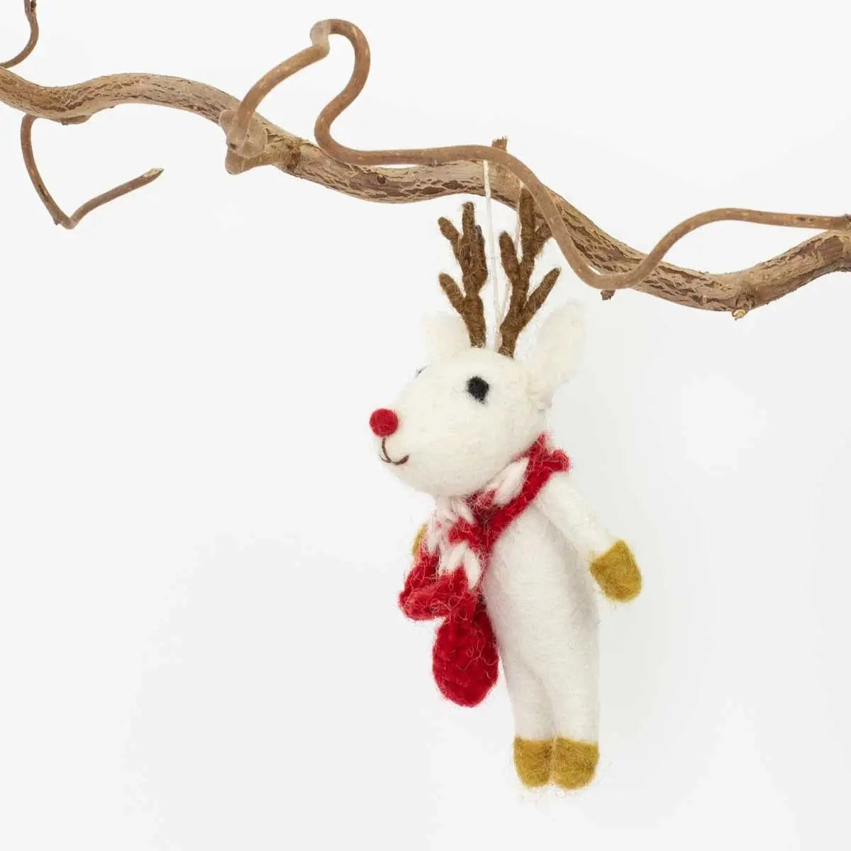 Rudolf rensdyr i hvid uld med rødt halstørklæde og rød tud Afroart