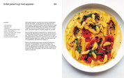 Opskrift på grillet peberfrugt med appelsin serveret med cavatelli-pasta på hvid dyb tallerken