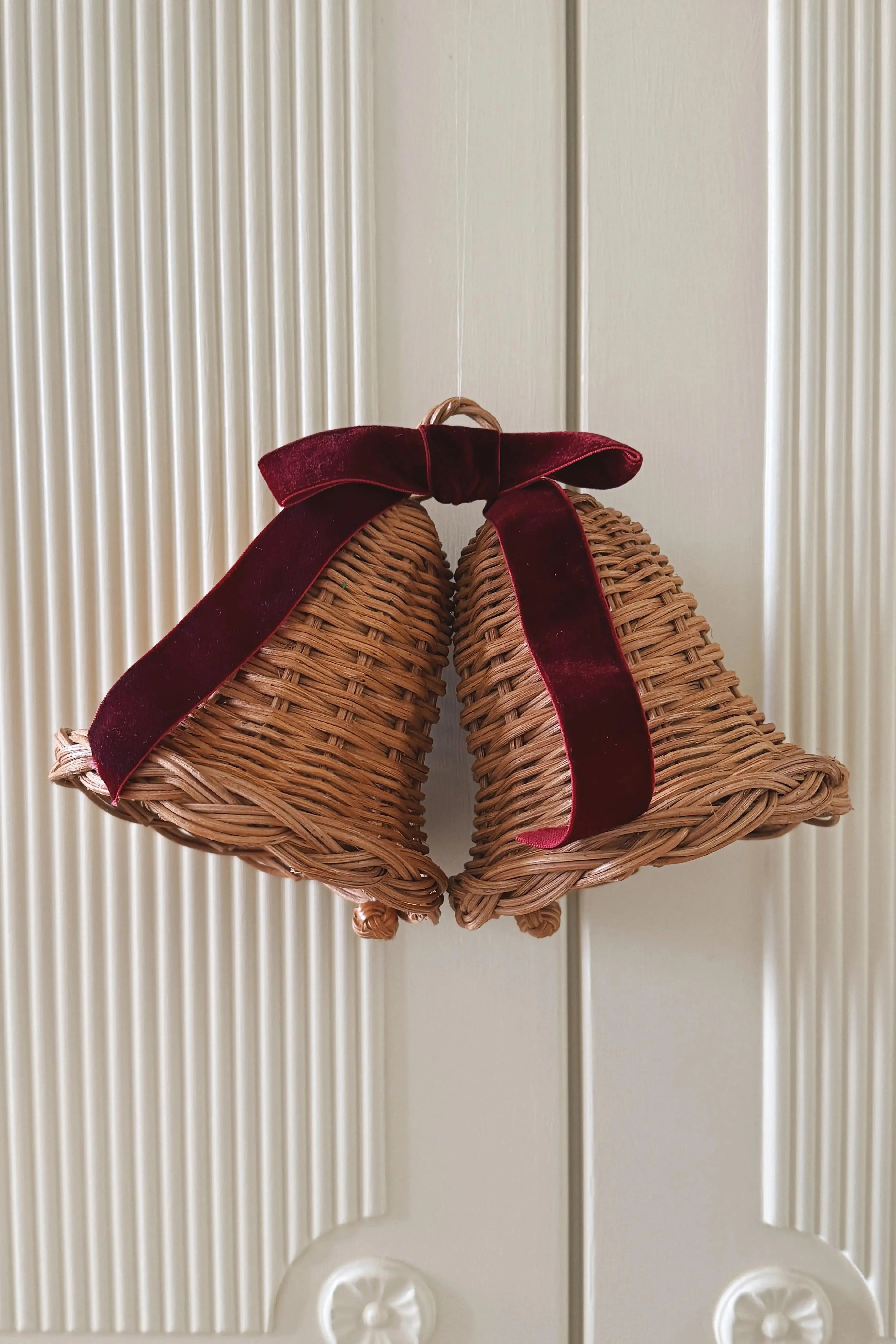 Sæt med 2 Hængende Rattan Juleklokker med Mørkerød Sløjfe | D12 x H12 cm Studio Hafnia