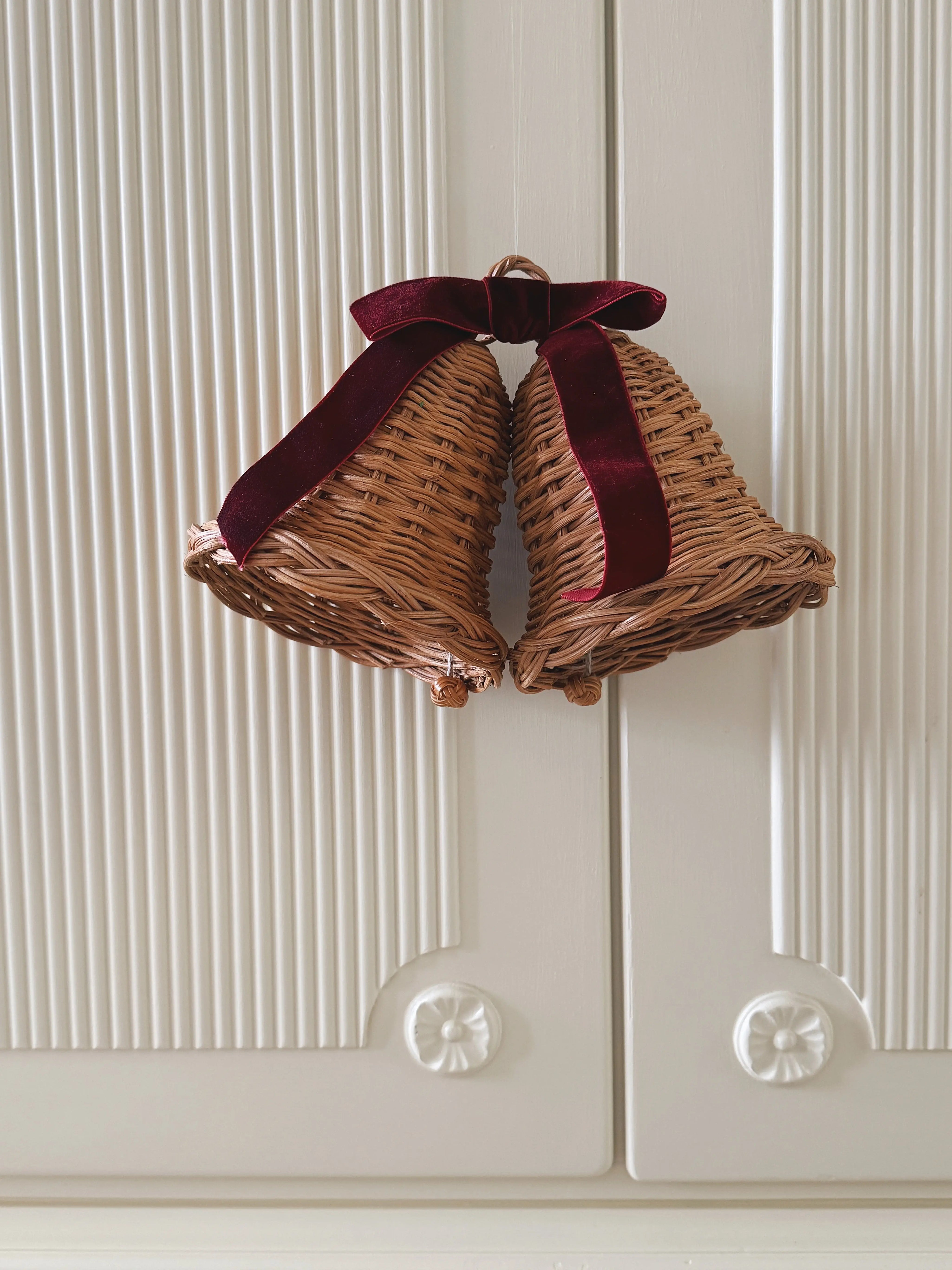 Sæt med 2 Hængende Rattan Juleklokker med Mørkerød Sløjfe | D12 x H12 cm Studio Hafnia