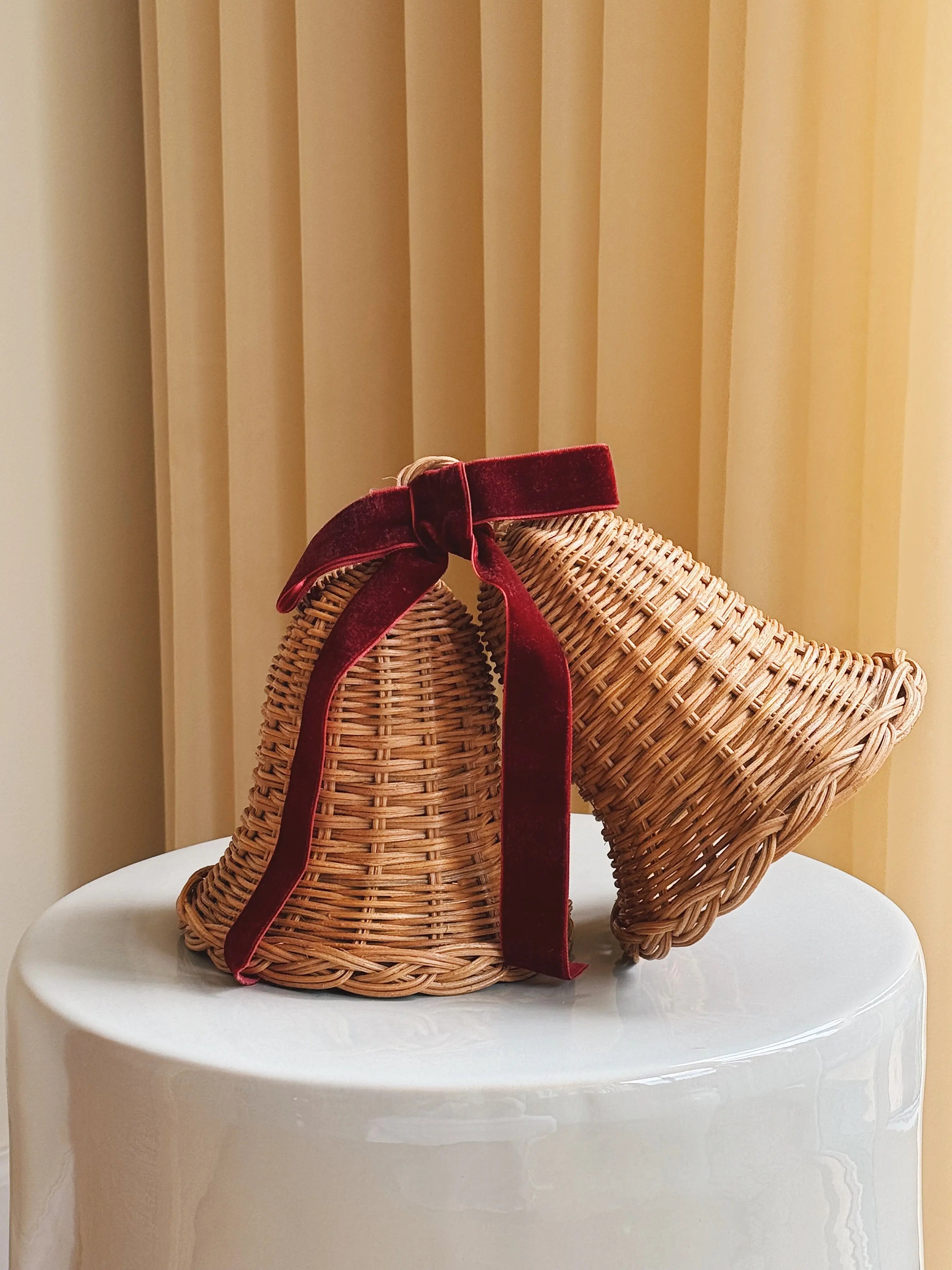 Sæt med 2 Hængende Rattan Juleklokker med Mørkerød Sløjfe | D15 x H15 cm Studio Hafnia