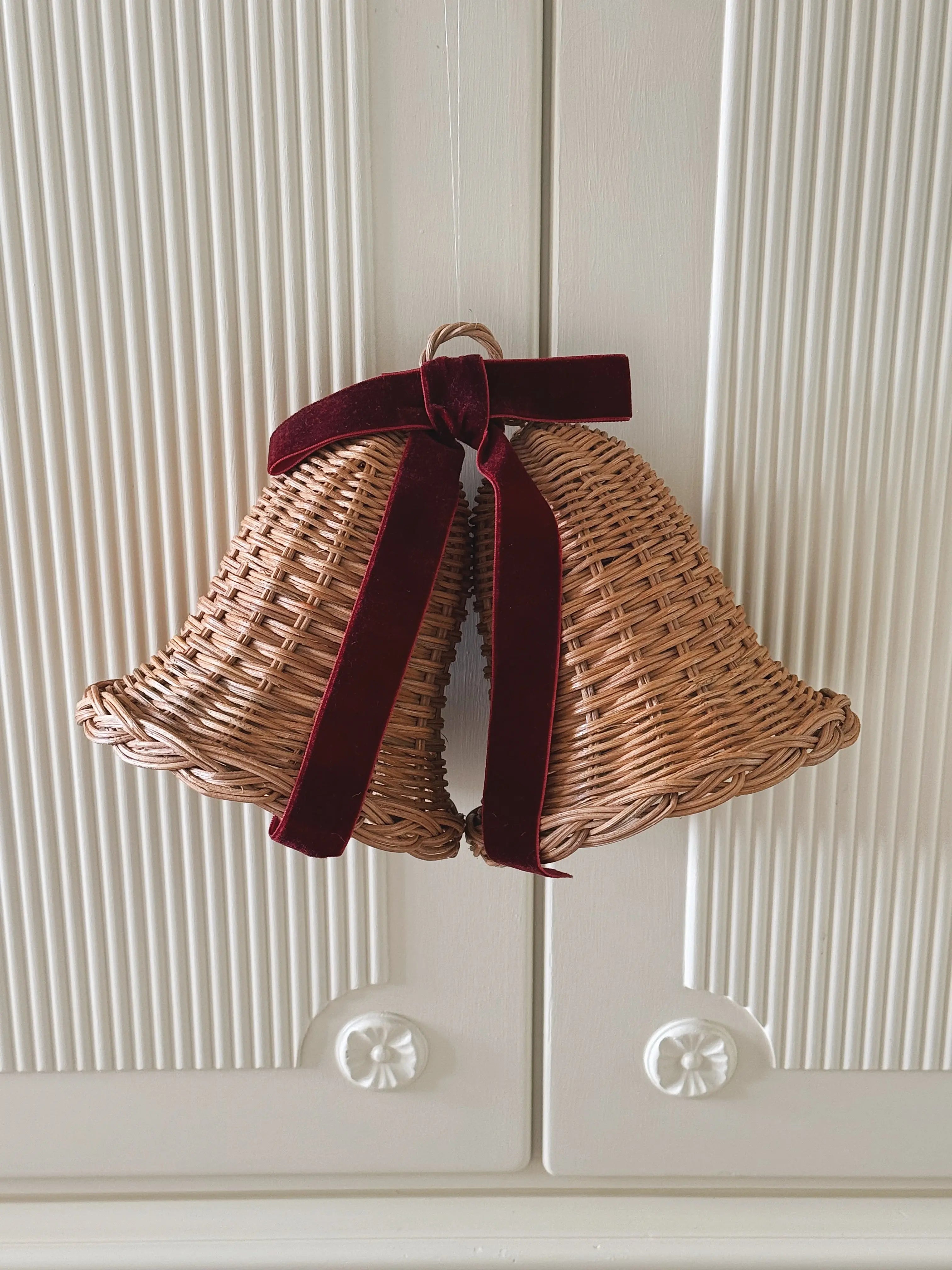 Sæt med 2 Hængende Rattan Juleklokker med Mørkerød Sløjfe | D15 x H15 cm Studio Hafnia