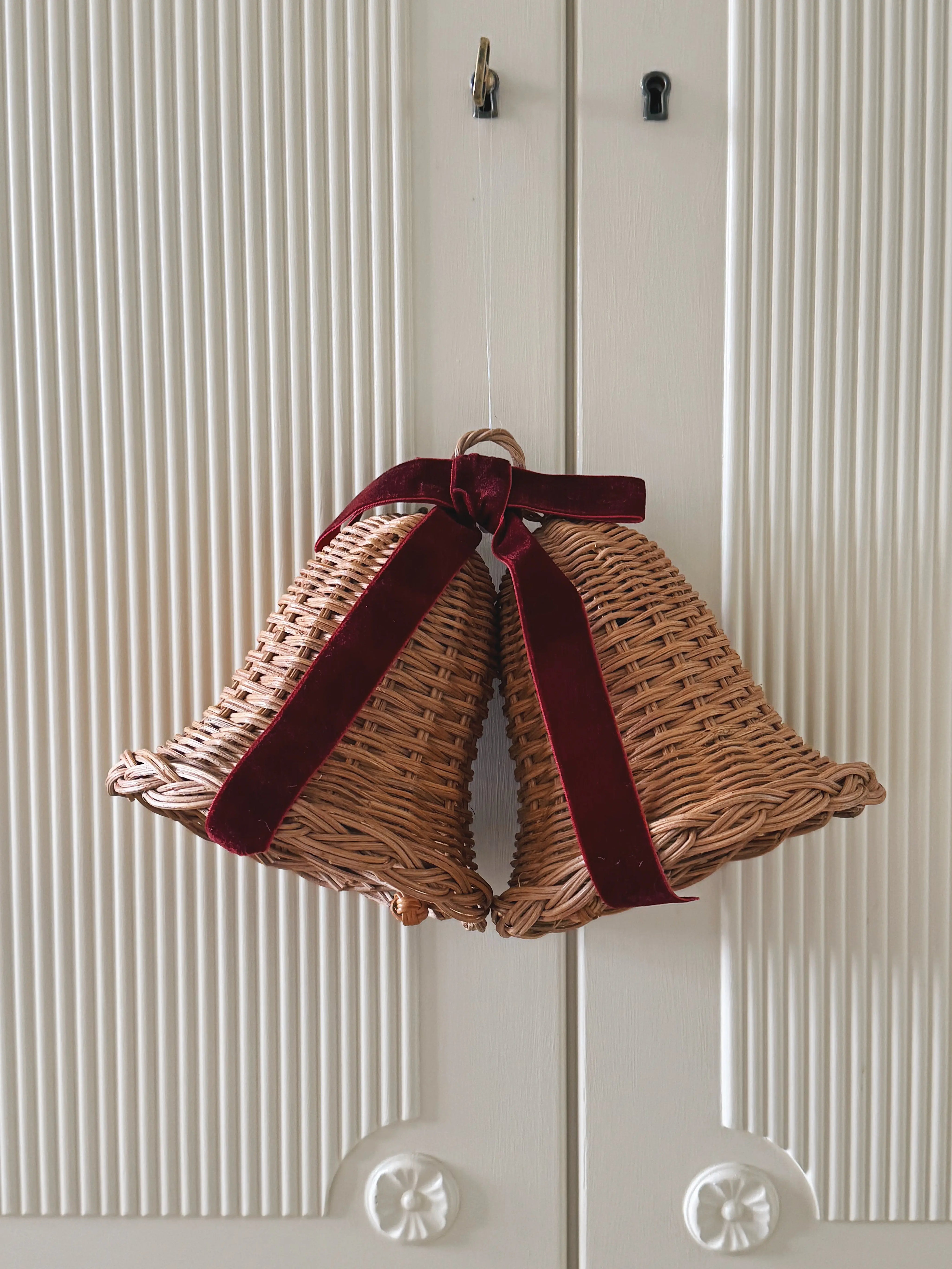 Sæt med 2 Hængende Rattan Juleklokker med Mørkerød Sløjfe | D15 x H15 cm Studio Hafnia