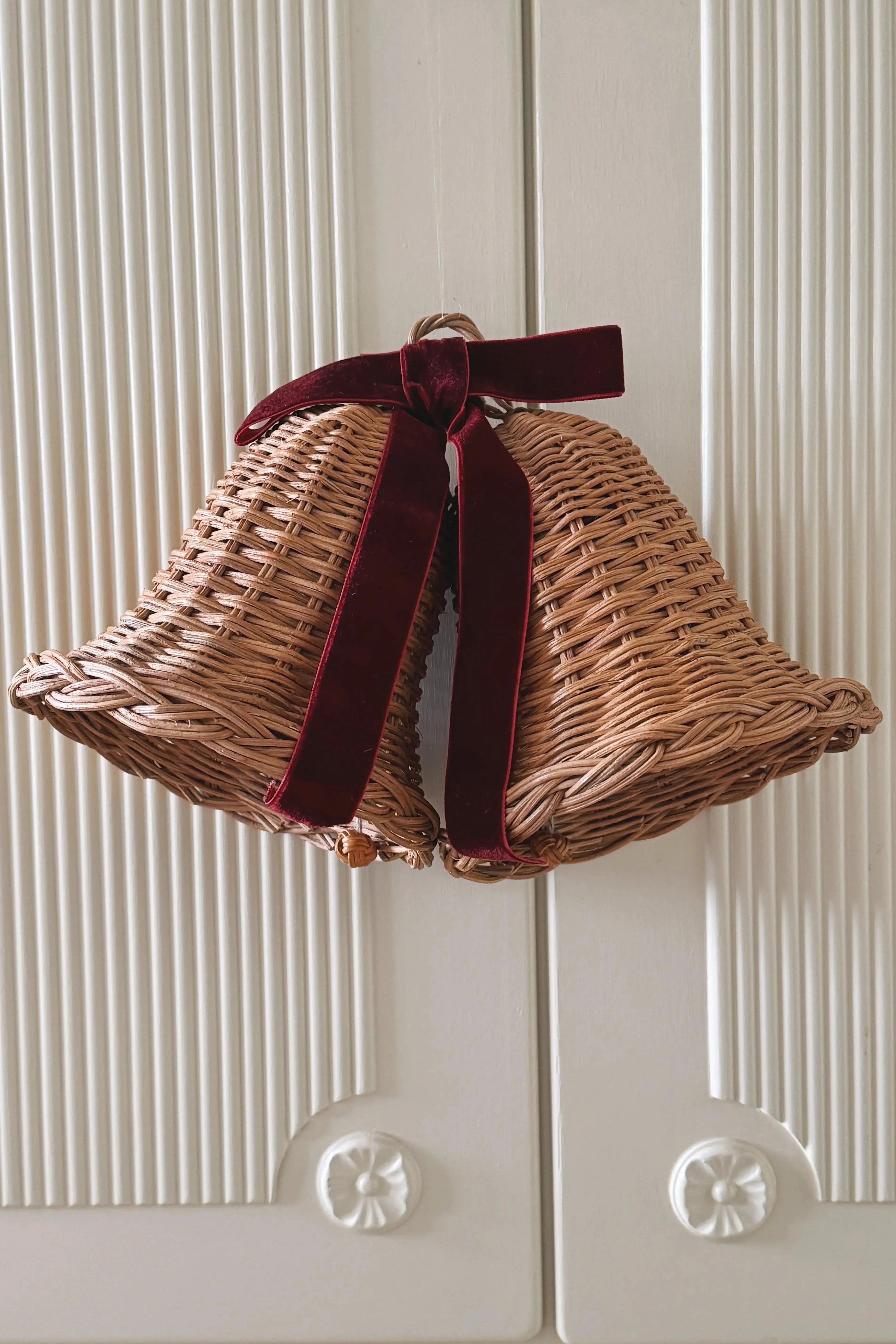 Sæt med 2 Hængende Rattan Juleklokker med Mørkerød Sløjfe | D15 x H15 cm Studio Hafnia