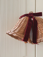 Sæt med 2 Hængende Rattan Juleklokker med Mørkerød Sløjfe | D15 x H15 cm Studio Hafnia