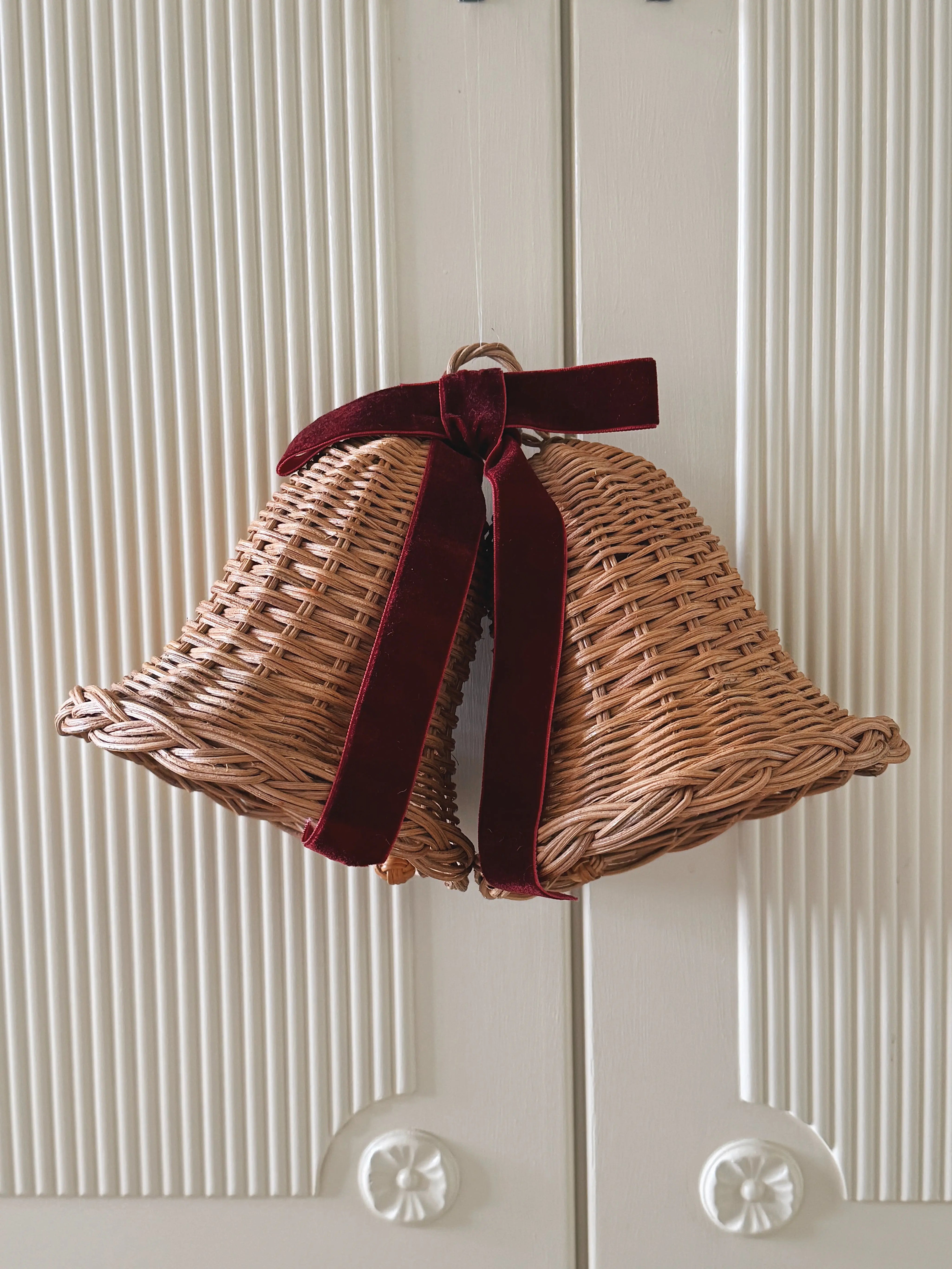 Sæt med 2 Hængende Rattan Juleklokker med Mørkerød Sløjfe | D15 x H15 cm Studio Hafnia