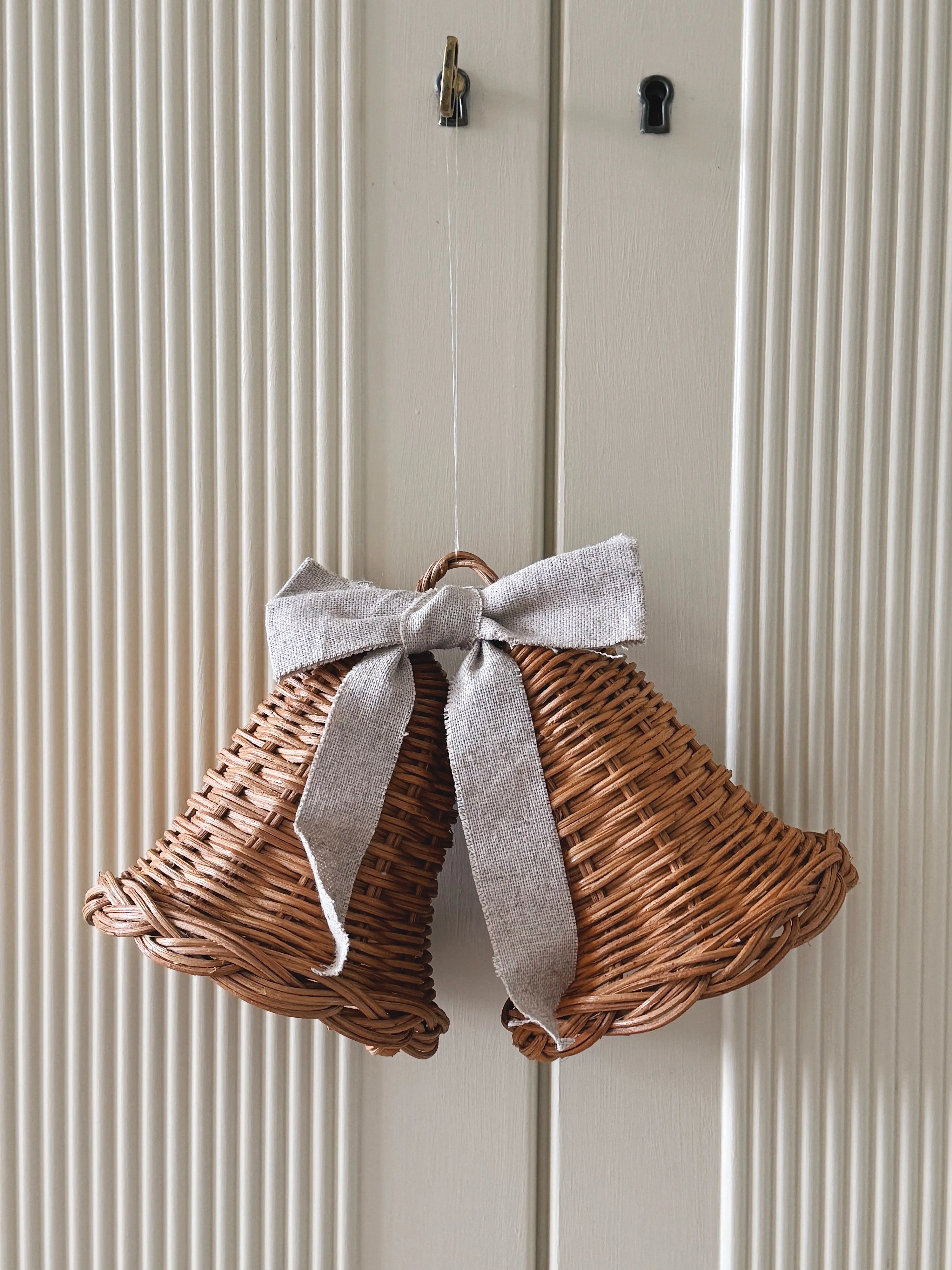 Sæt med 2 Hængende Rattan Juleklokker med Naturfarvet Sløjfe | D12 x H12 cm Studio Hafnia