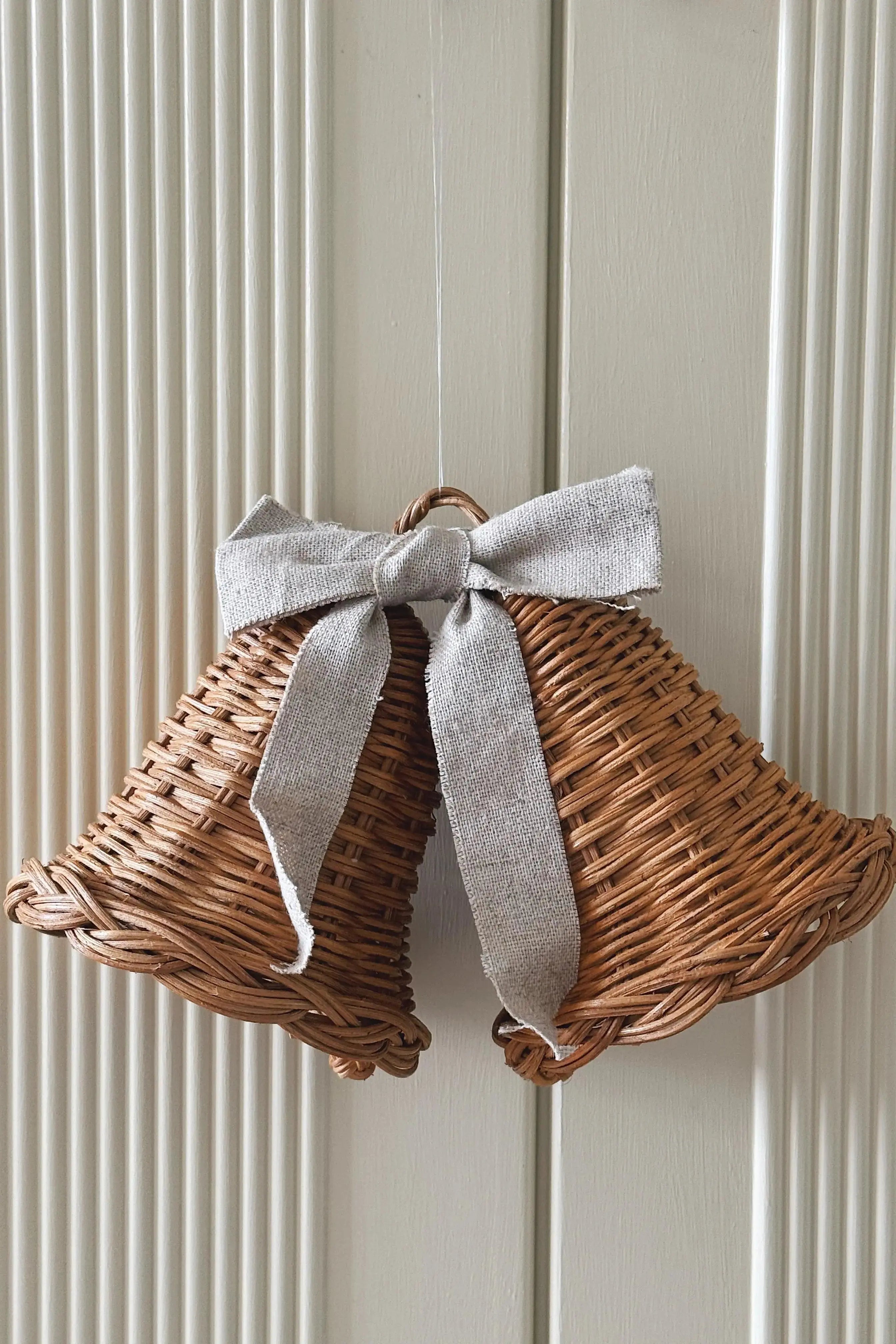 Sæt med 2 Hængende Rattan Juleklokker med Naturfarvet Sløjfe | D12 x H12 cm Studio Hafnia