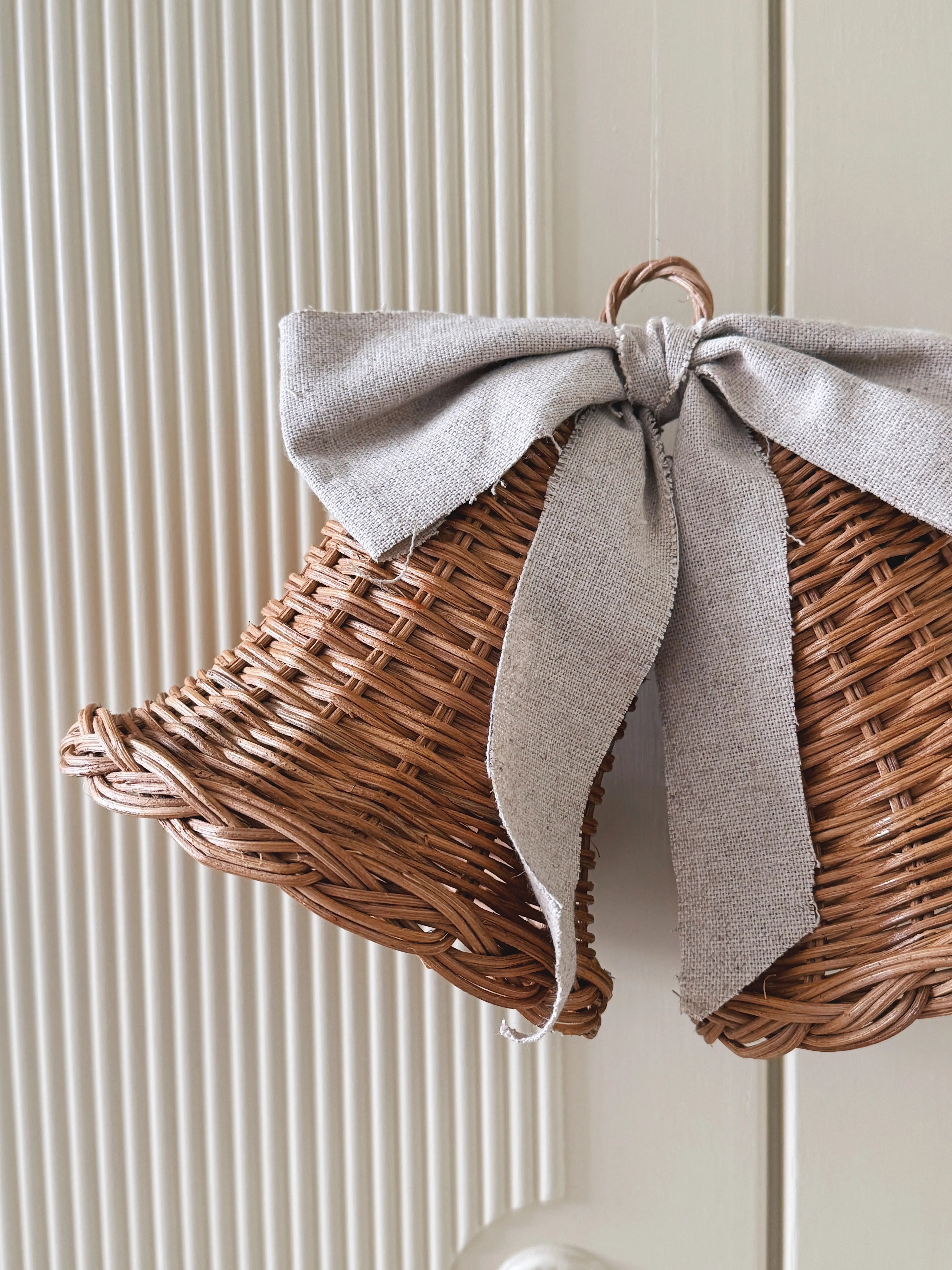 Sæt med 2 Hængende Rattan Juleklokker med Naturfarvet Sløjfe | D15 x H15 cm Studio Hafnia