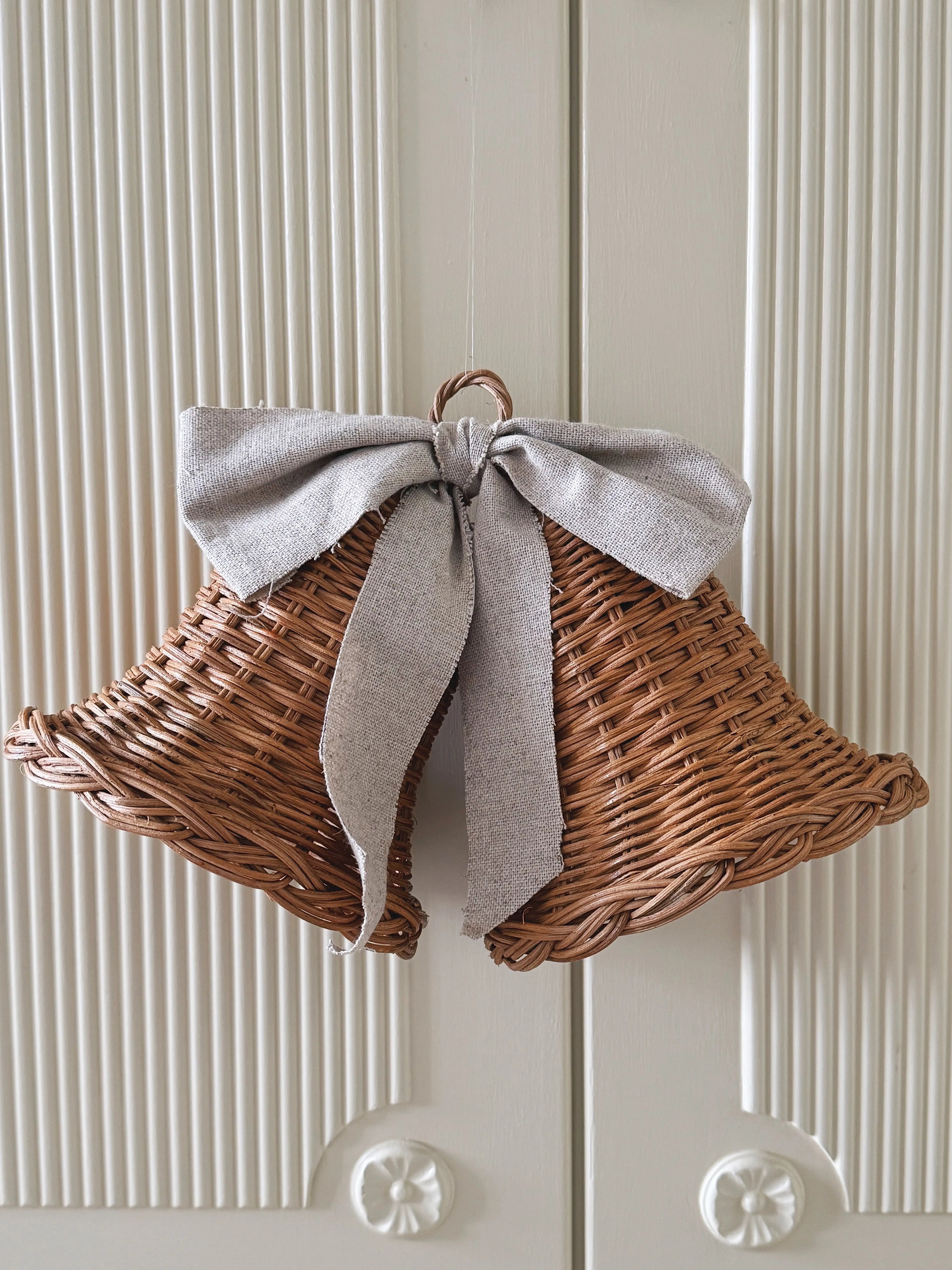 Sæt med 2 Hængende Rattan Juleklokker med Naturfarvet Sløjfe | D15 x H15 cm Studio Hafnia