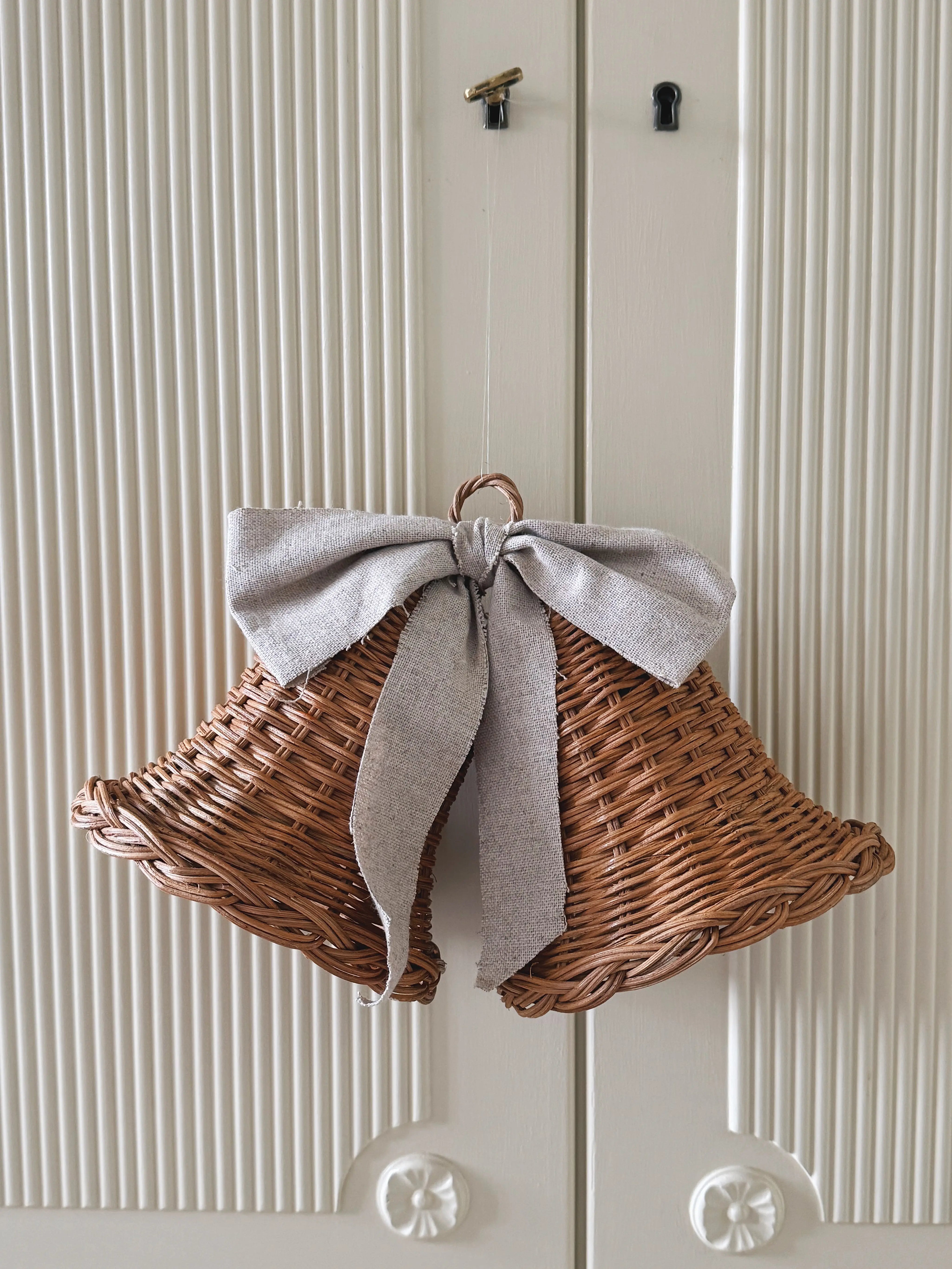 Sæt med 2 Hængende Rattan Juleklokker med Naturfarvet Sløjfe | D15 x H15 cm Studio Hafnia