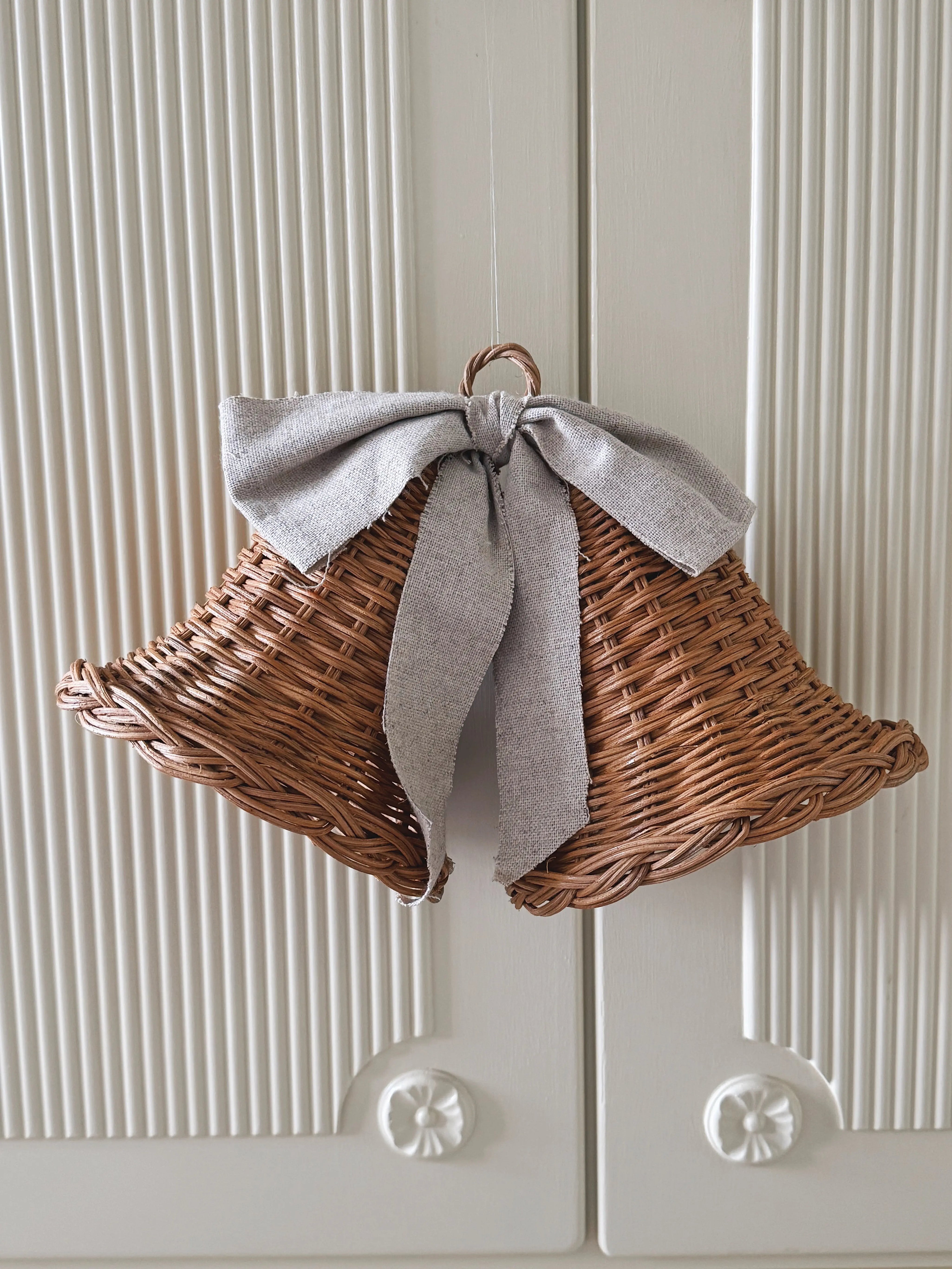 Sæt med 2 Hængende Rattan Juleklokker med Naturfarvet Sløjfe | D15 x H15 cm Studio Hafnia