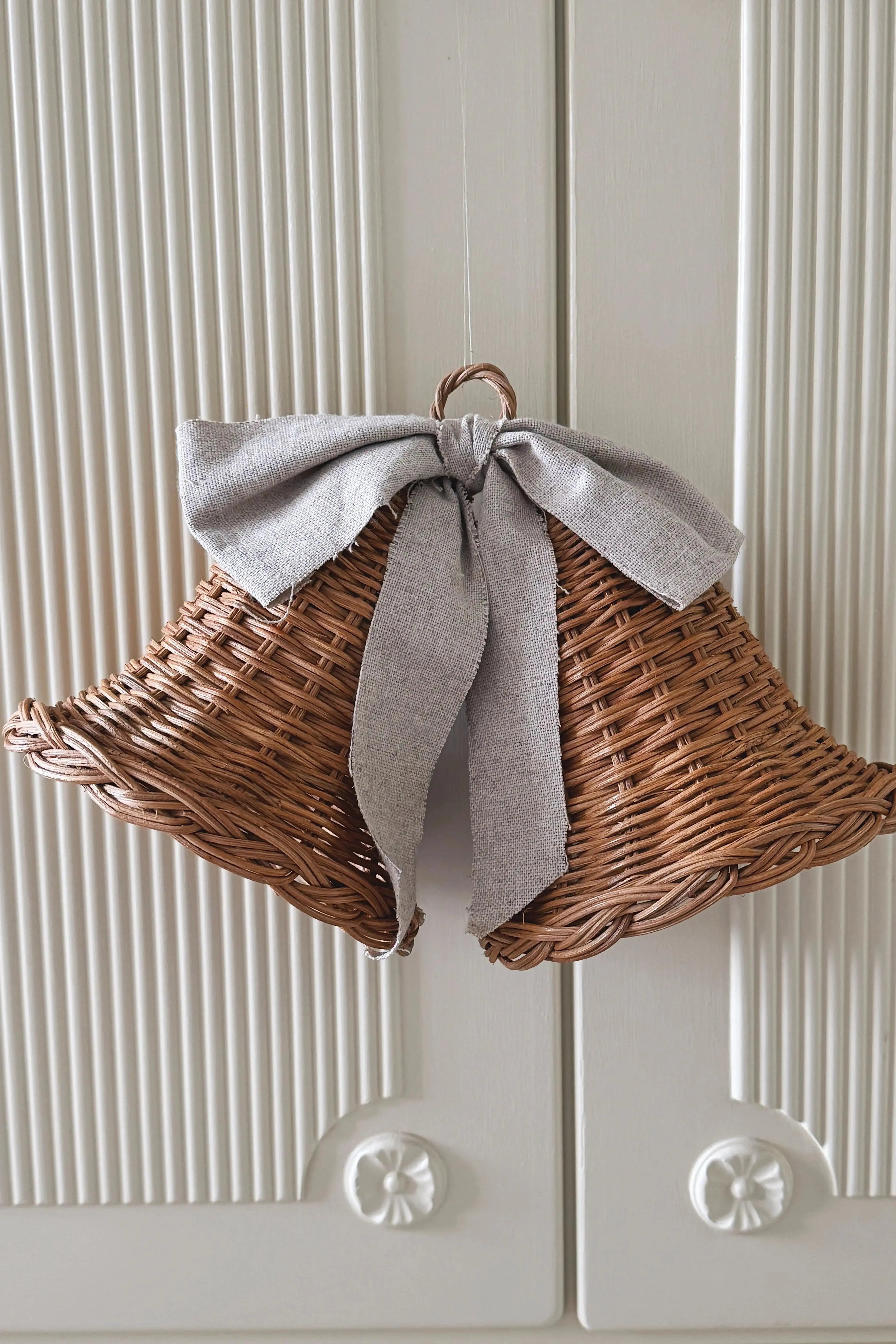 Sæt med 2 Hængende Rattan Juleklokker med Naturfarvet Sløjfe | D15 x H15 cm Studio Hafnia