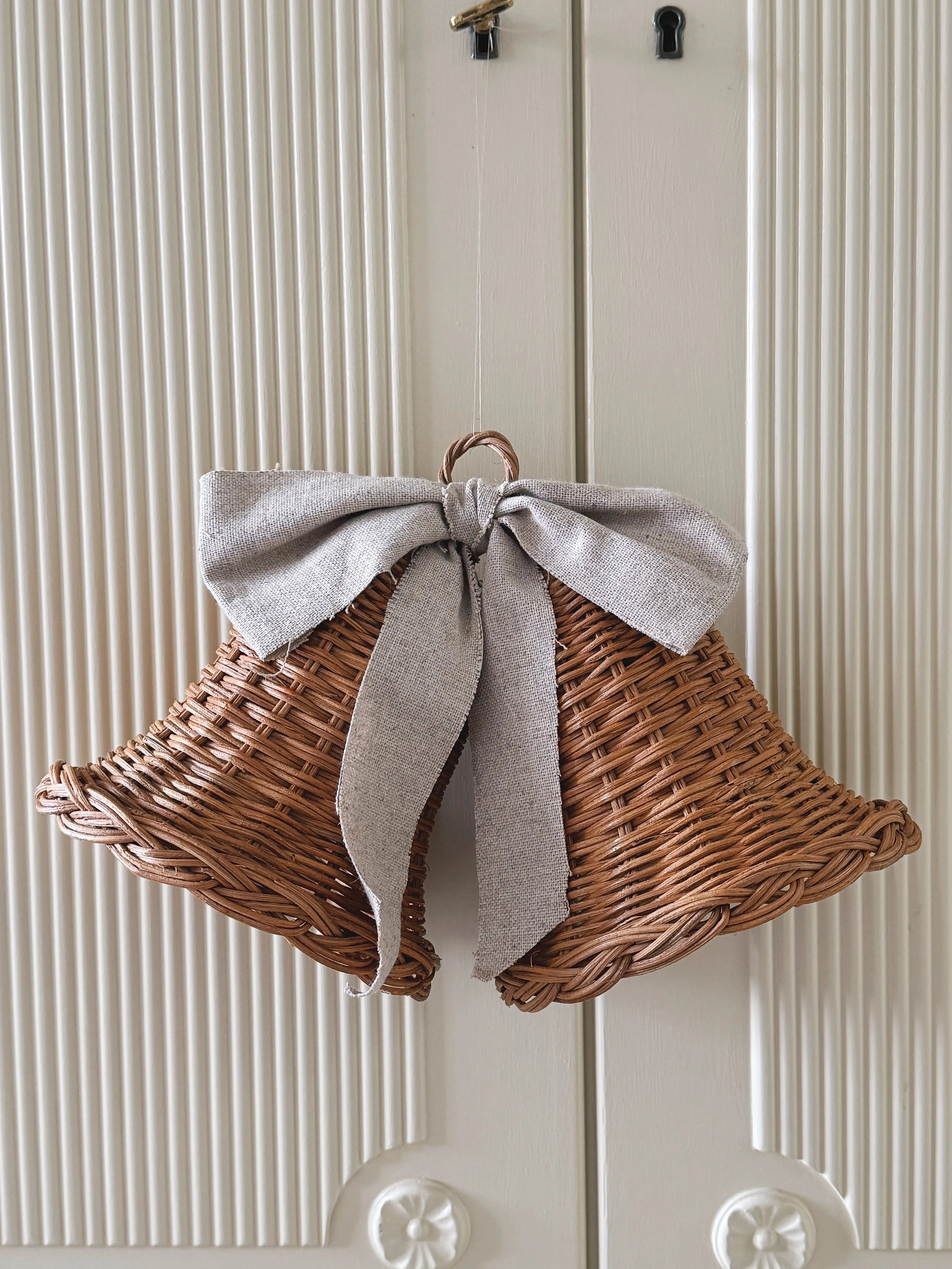 Sæt med 2 Hængende Rattan Juleklokker med Naturfarvet Sløjfe | D15 x H15 cm Studio Hafnia